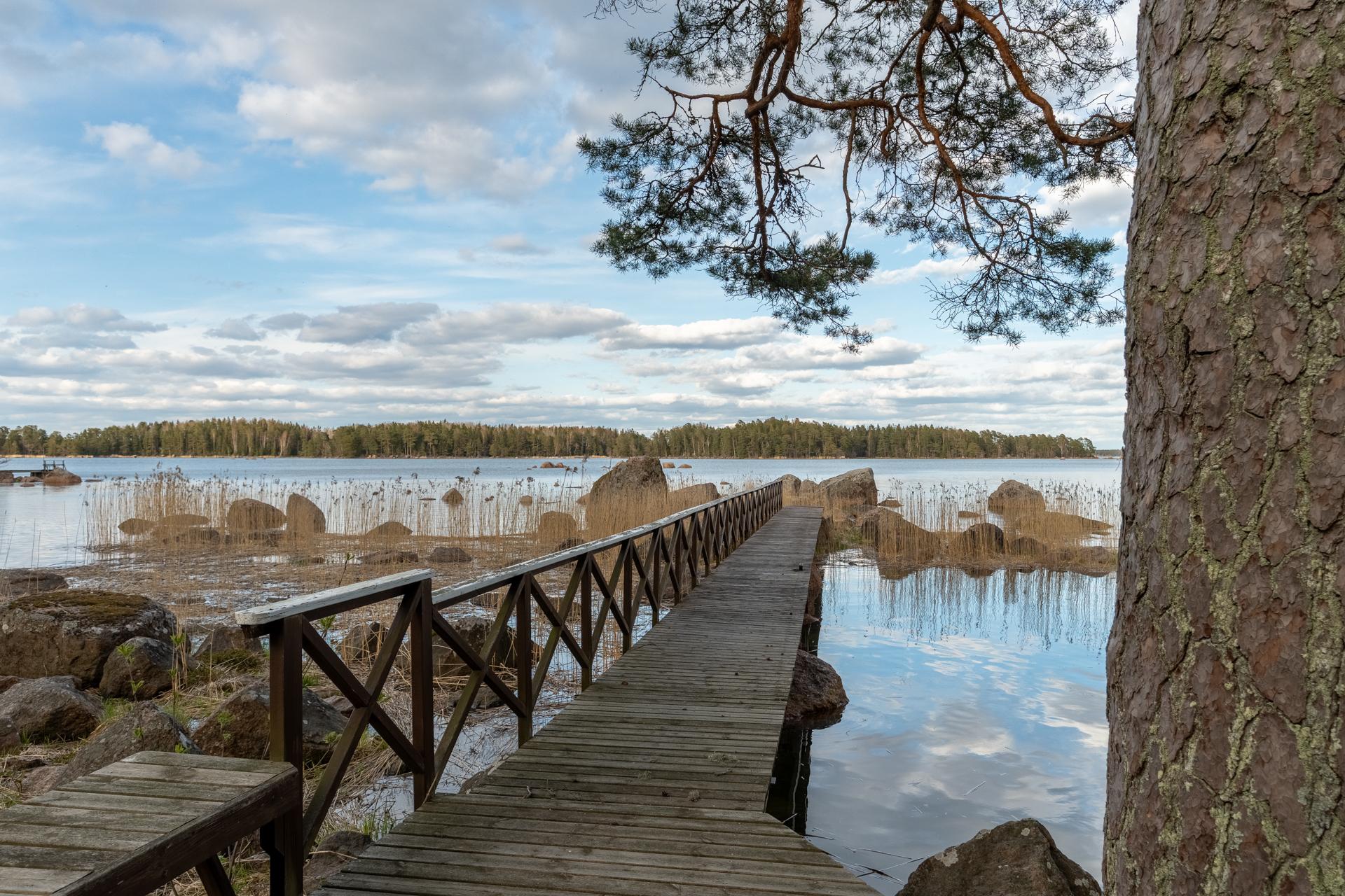 Kiinteistölle kuuluu omaa vesialuetta ja luoto