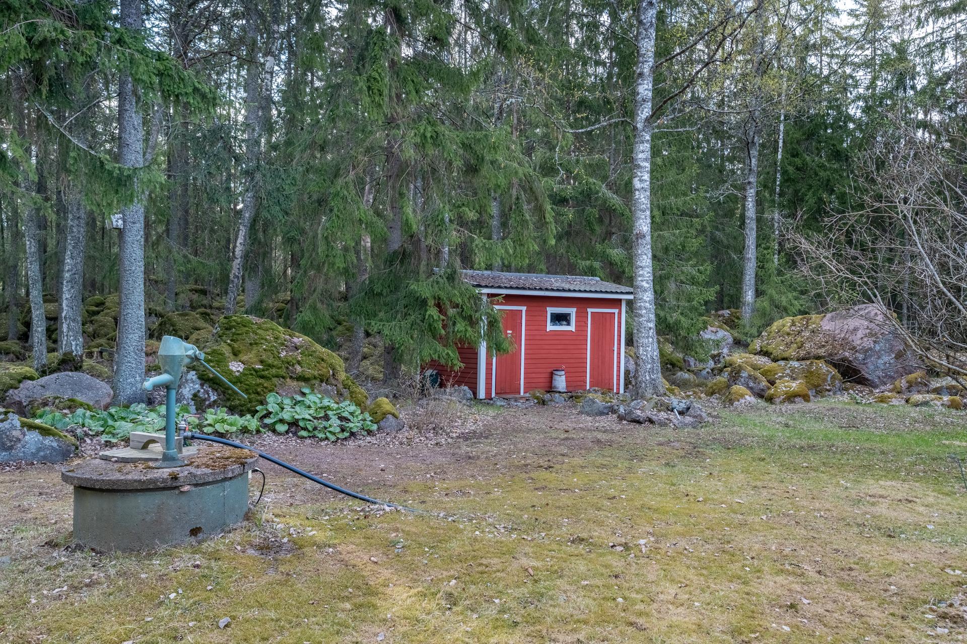 Ulkorakennuksessa huussi ja varasto