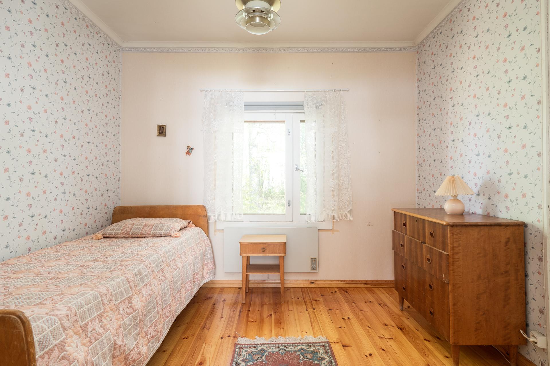 Päärakennuksen nukkumakammari