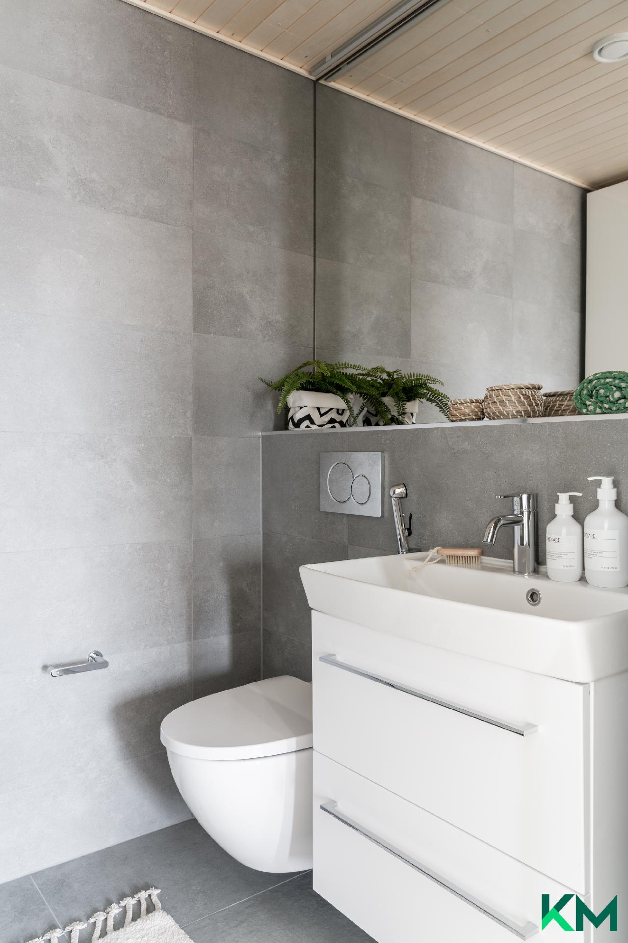 Yläkerran erillinen wc