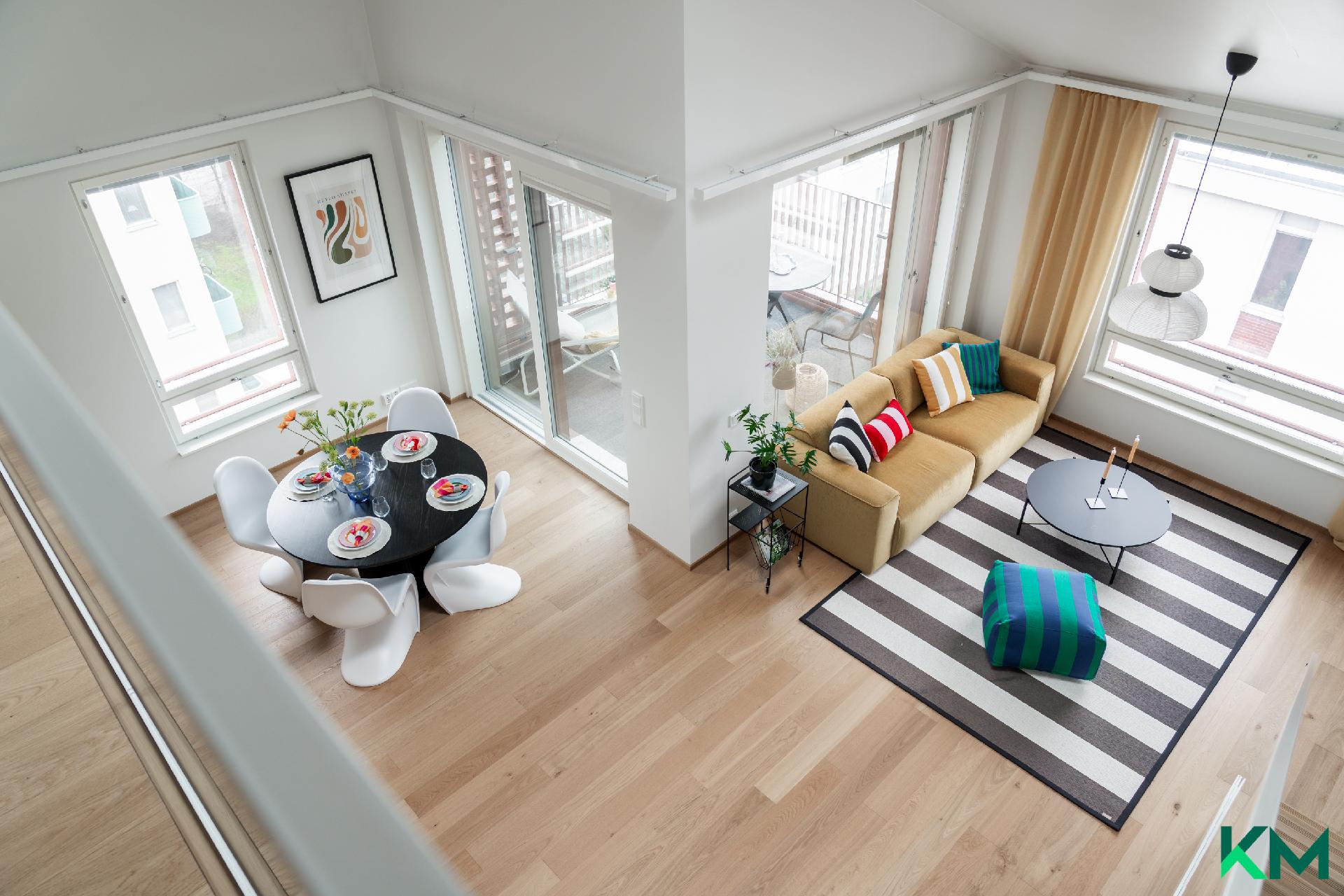 Näkymä yläkerran aulasta