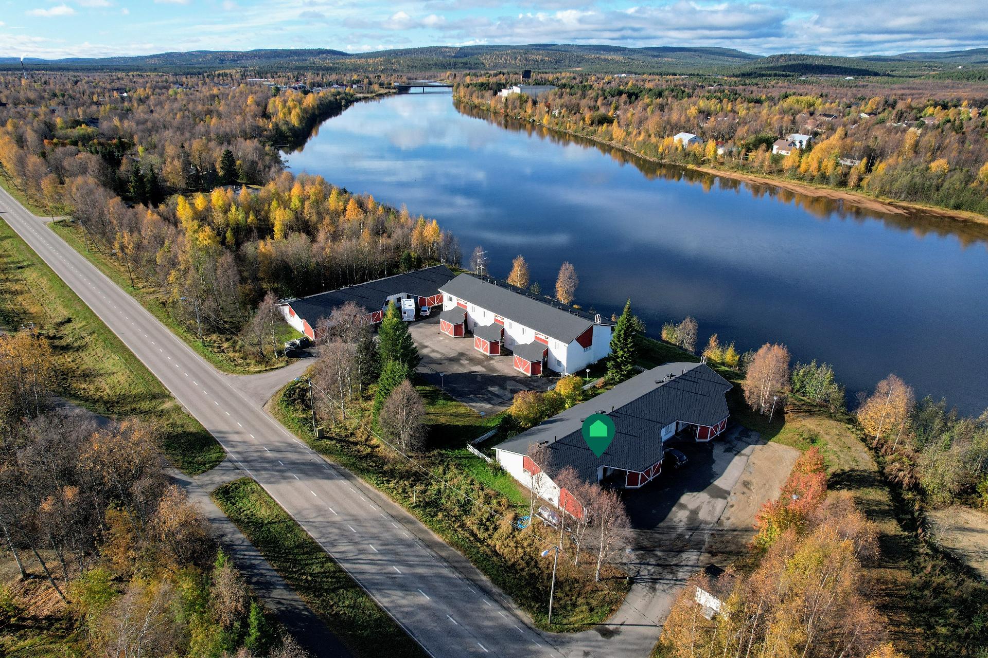 Keskeinen sijainti kiven heiton päässä Ivalon palveluista!