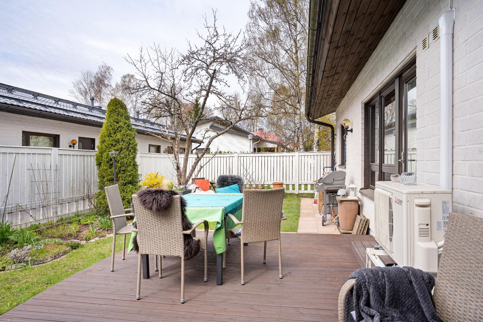 Pihalla on terassia ja tilaa myös nurmikolla erinlaisille istutuksille