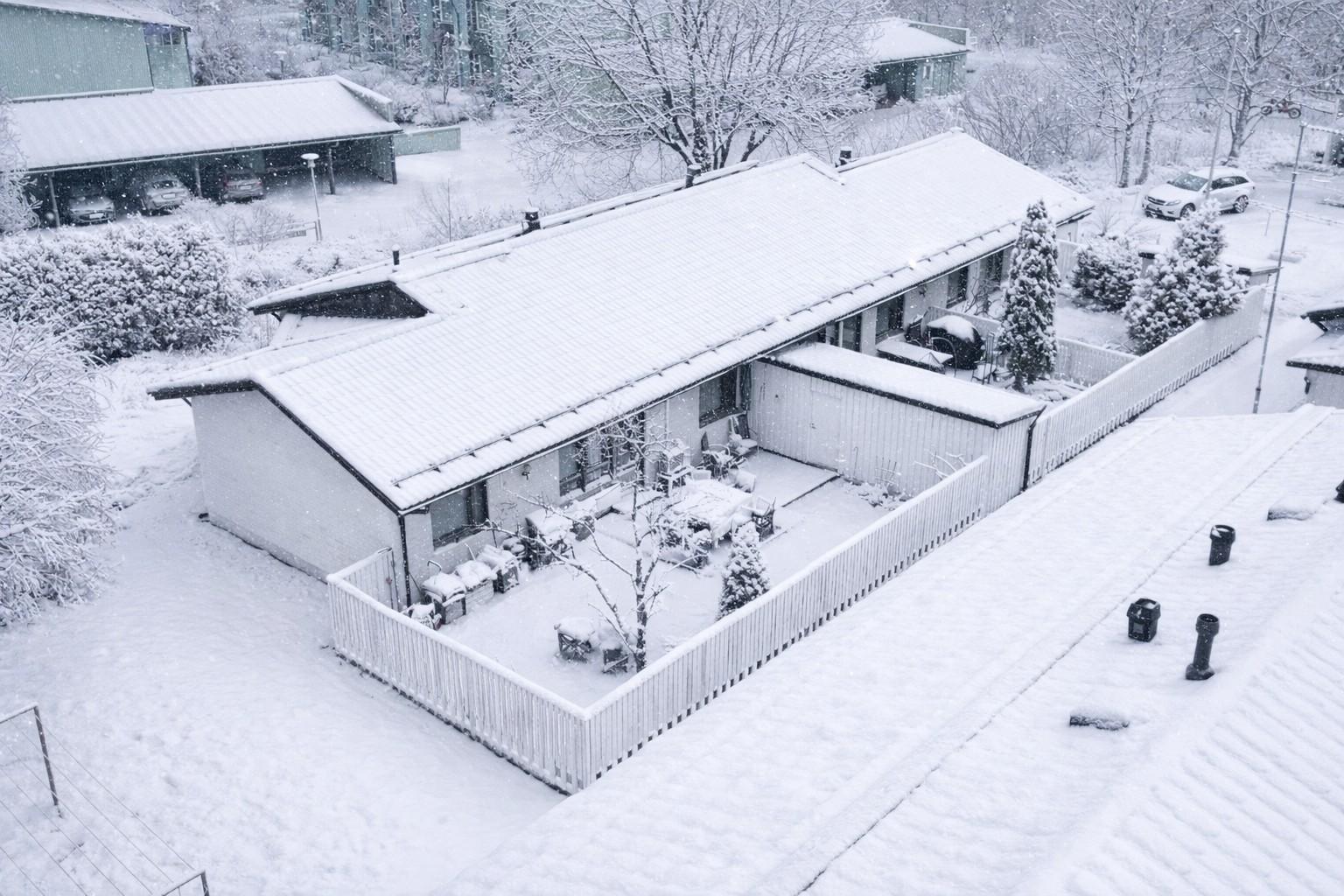 Päätyhuoneisto ja kaunis aidattu piha