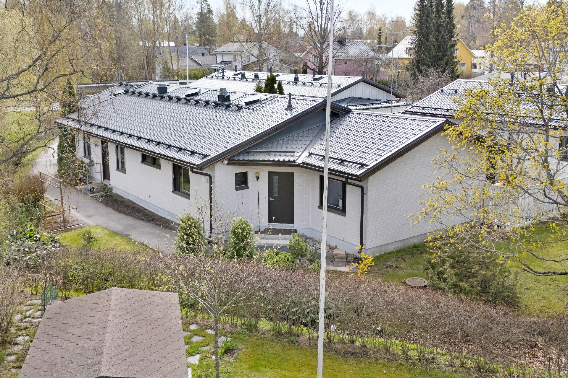 Taloyhtiön isoin piha huoneistolla