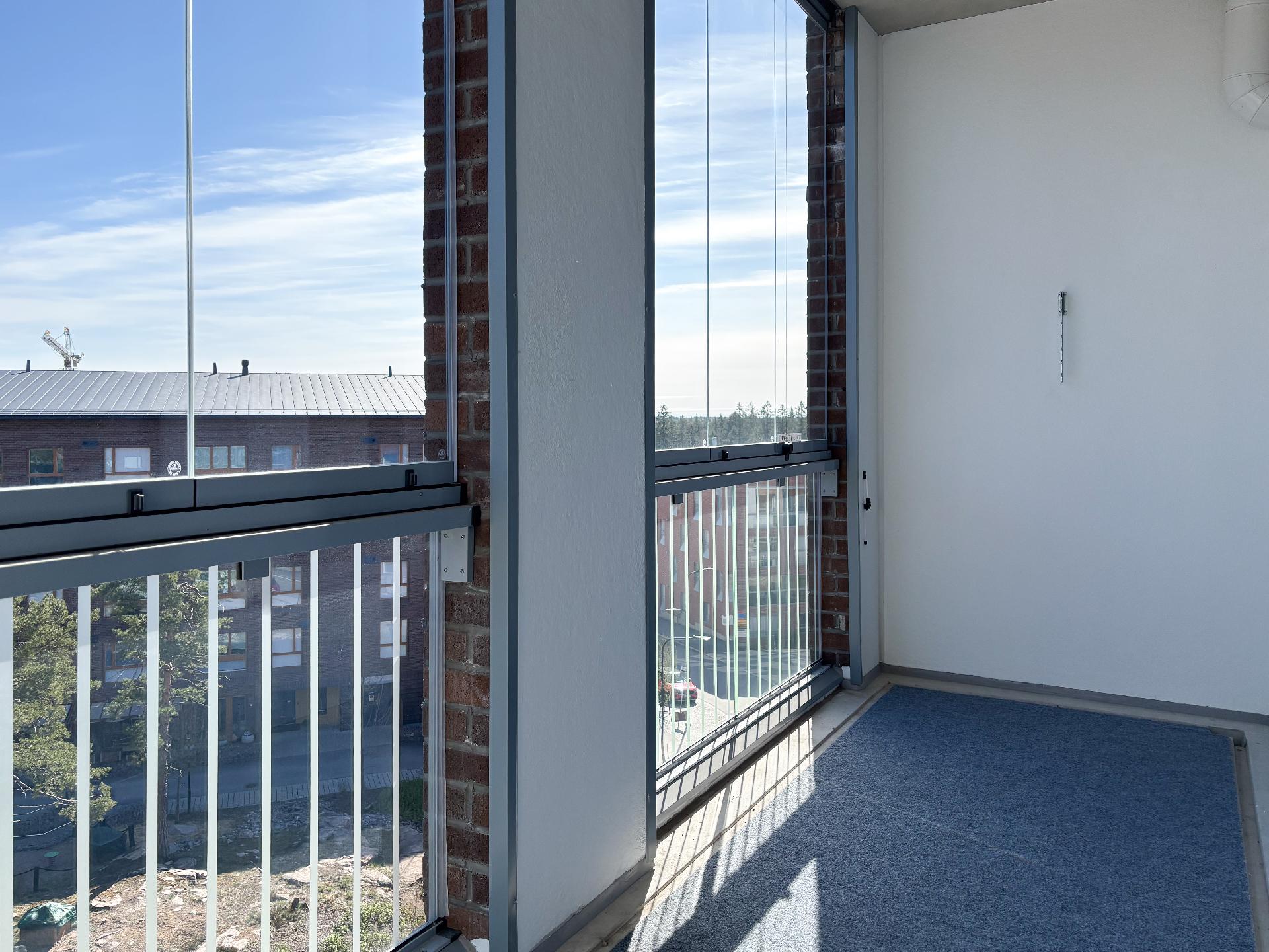 Koko kodin levyiselle parvekkeelle voi perustaa vaikkapa parvekeviljelmän