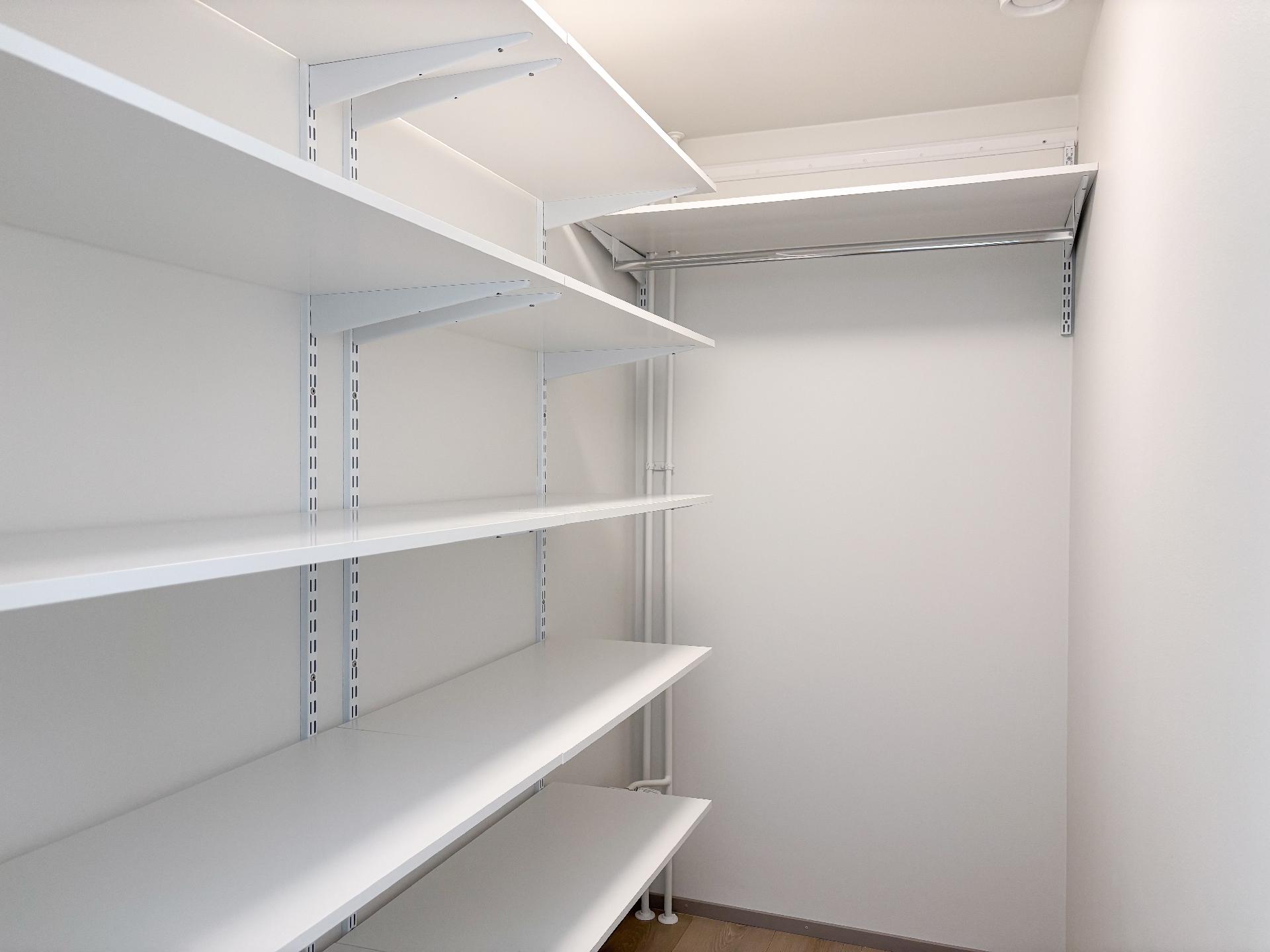 Vaatehuoneessa on runsaasti säilytystilaa