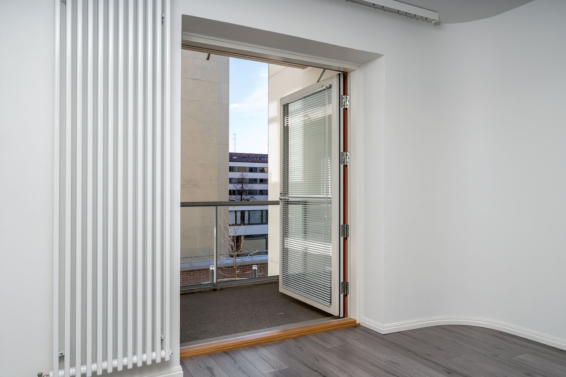 Parveke sisäpihan puolelle