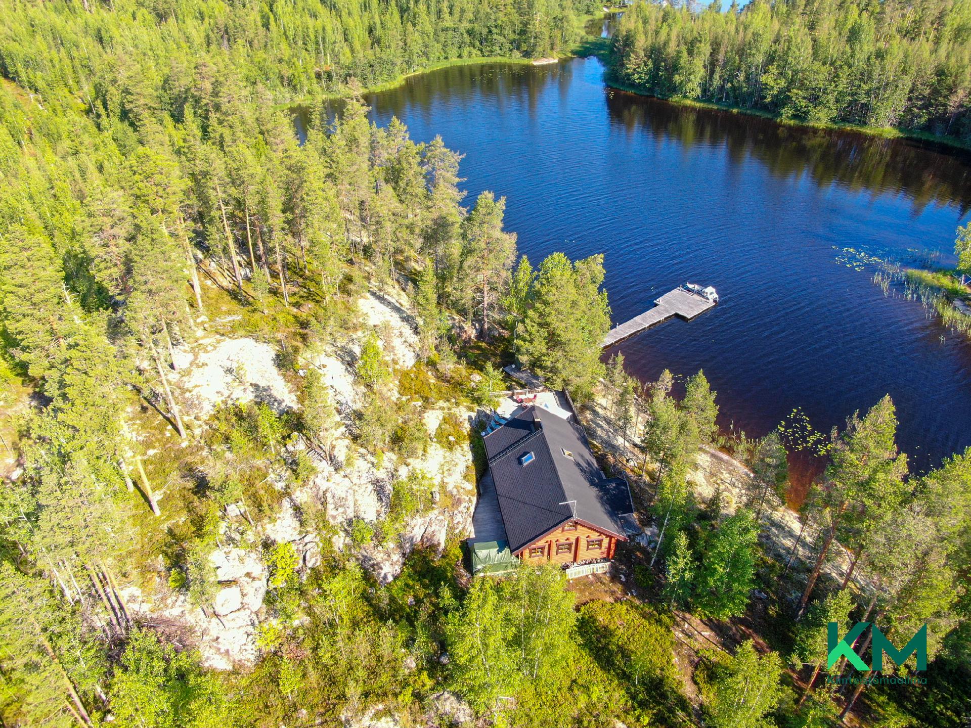 huvila tontin pohjoisosassa
