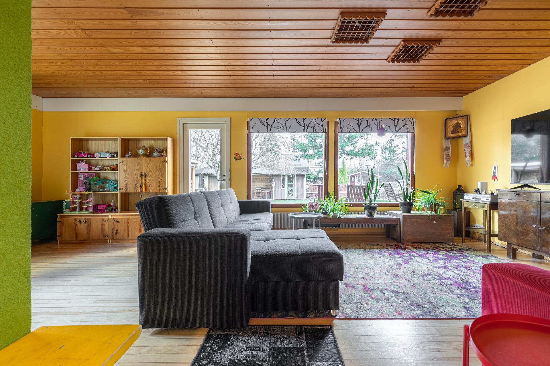 Olohuone, josta käynti takapihalle