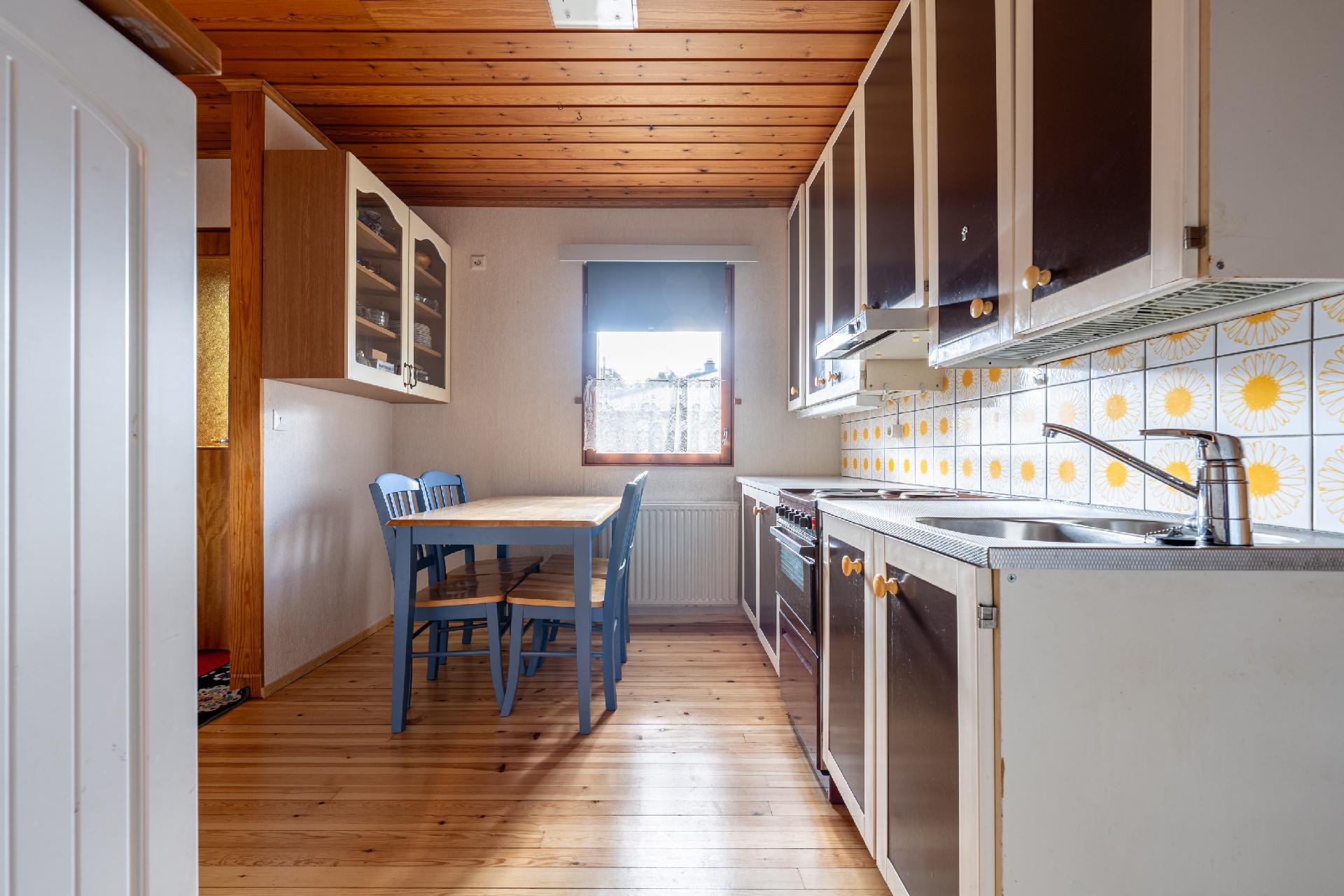 Erillisen huoneiston keittiö