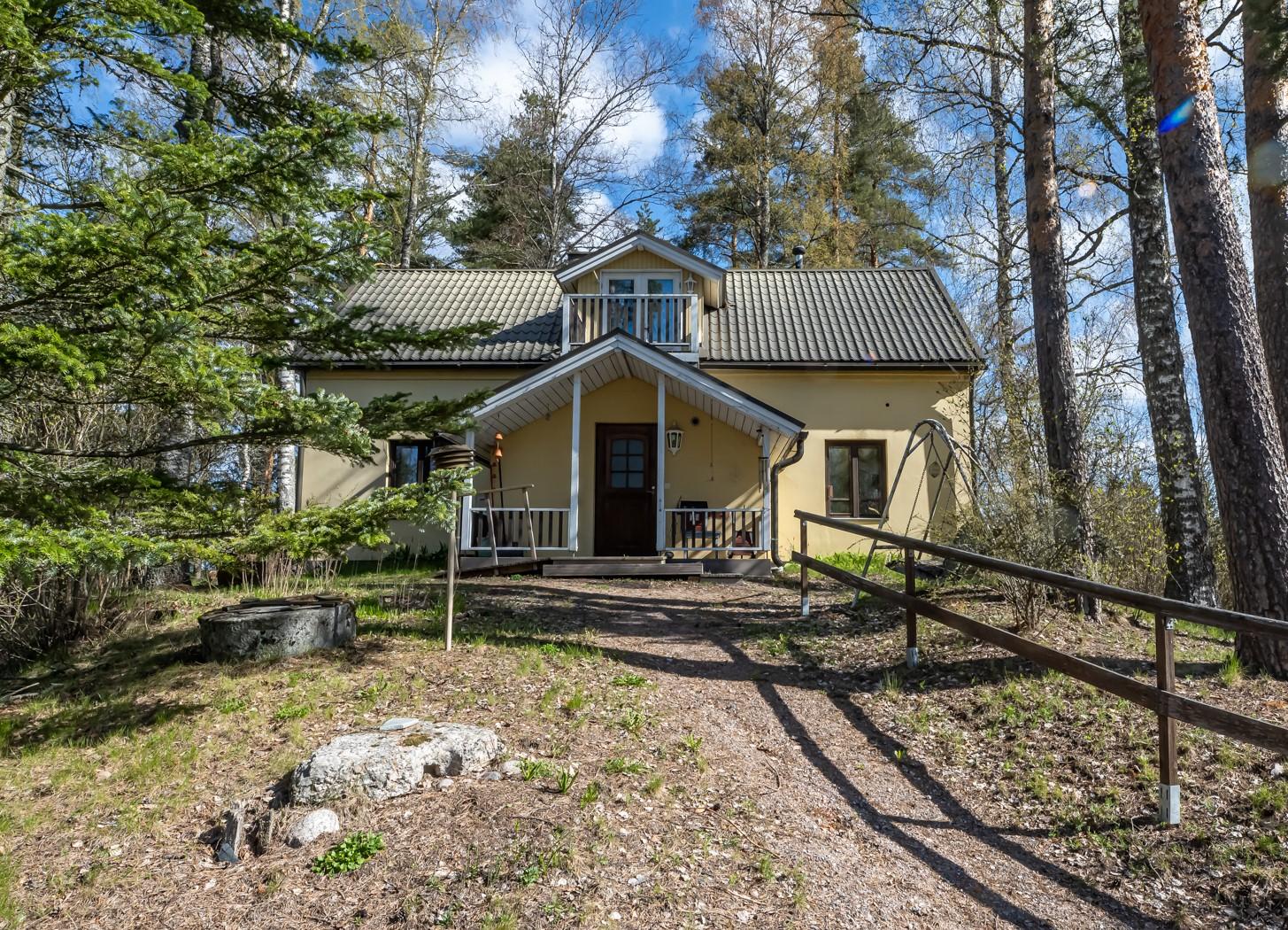 Tunnelmallinen, tiilirakenteinen omakotitalo on valmistunut arviolta 1900-1920-luvulla. Tila 3080 m².