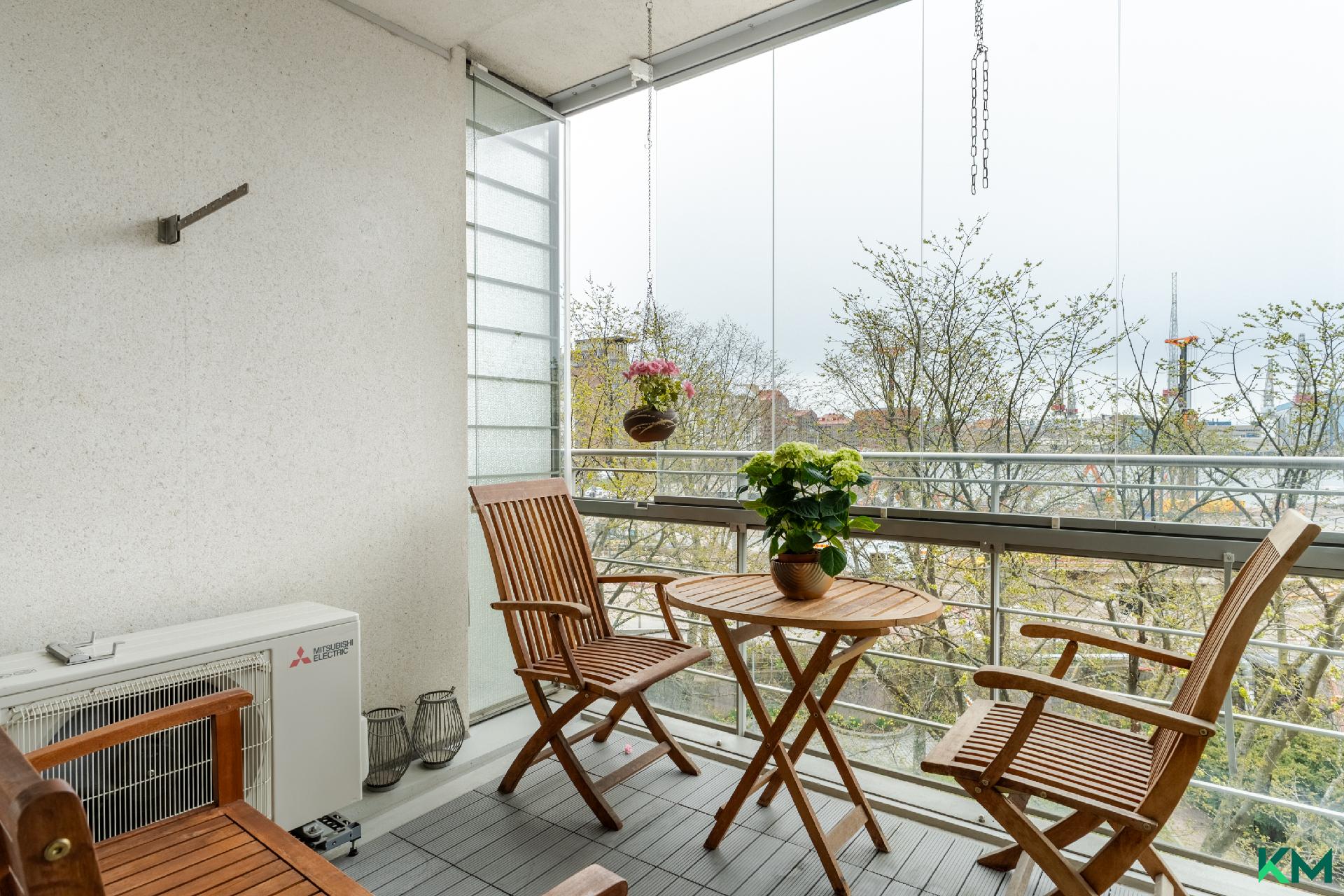 Parveke upeilla näkymillä.