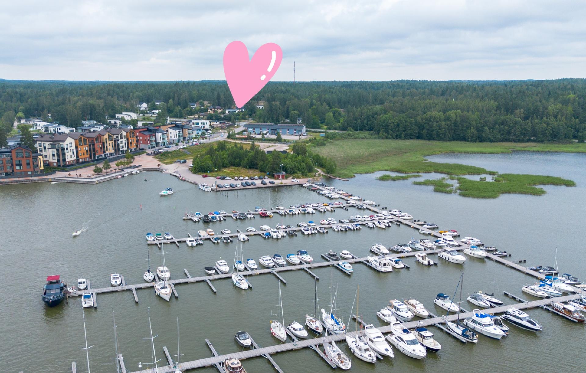 Talolle kuuluu paikka Sipoonrannan venelaiturista.