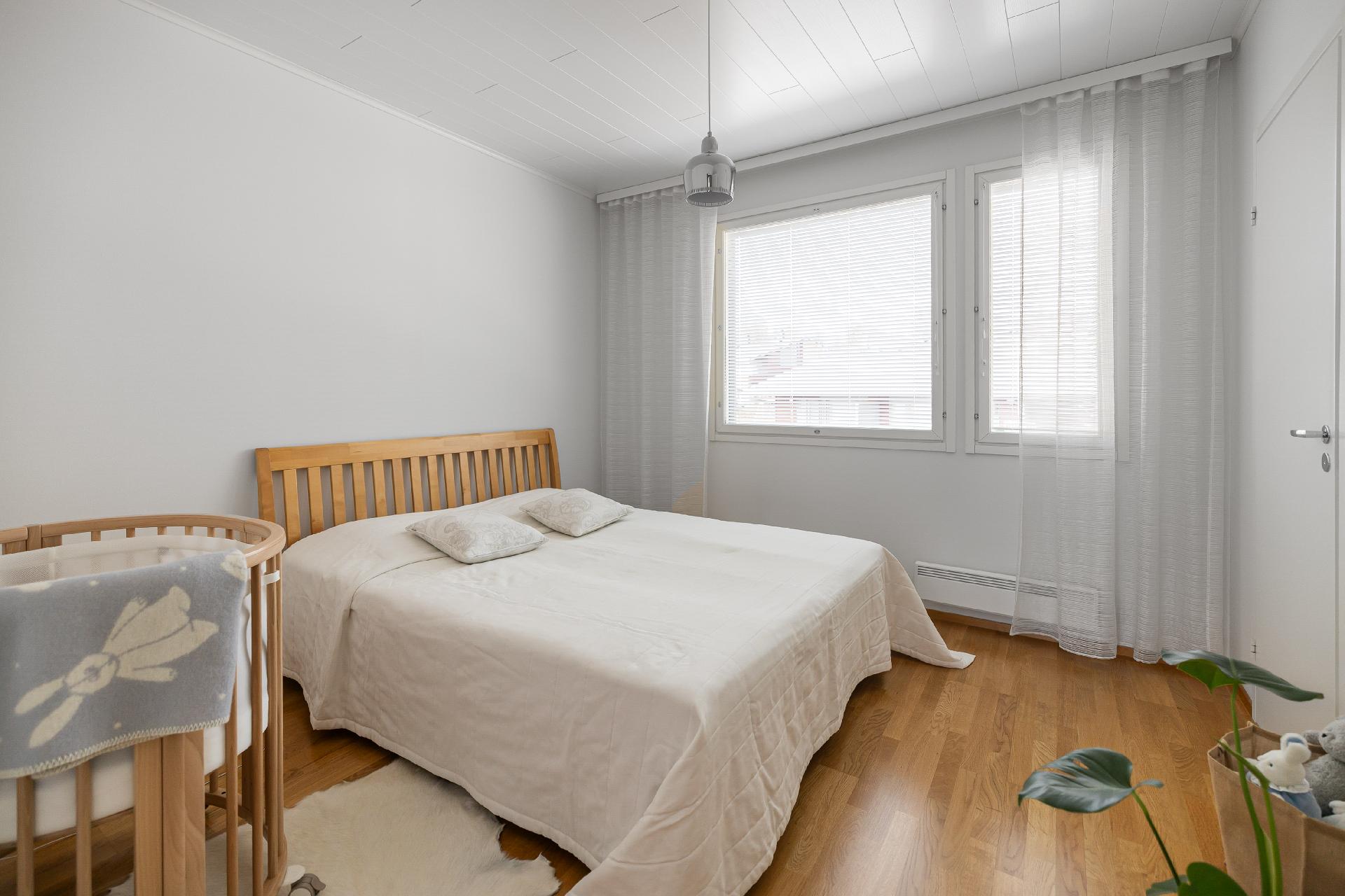 Päämakuuhuone, jossa vaatehuone.