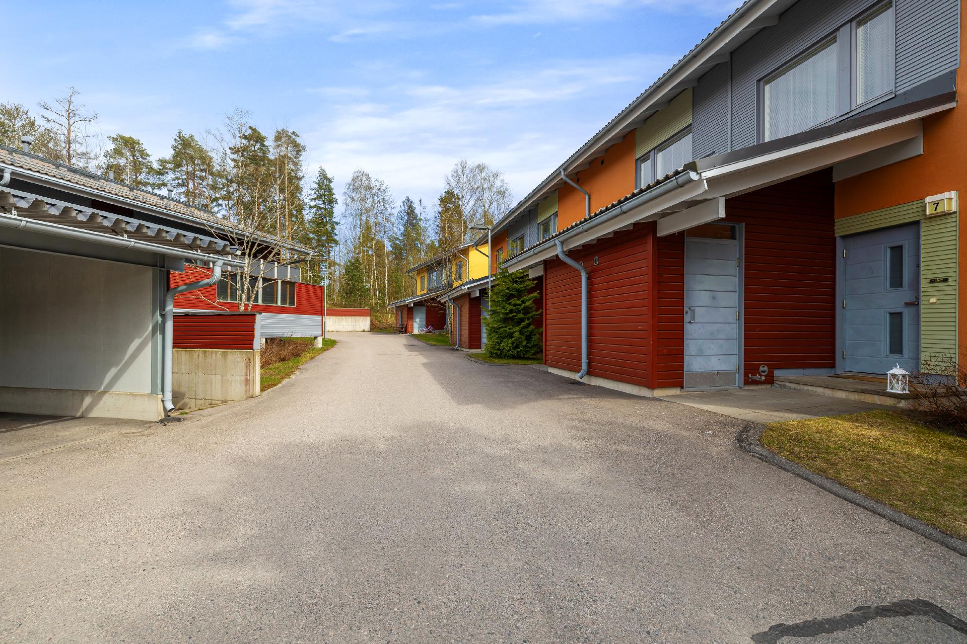 Autokatospaikka sisäänkäynnin läheisyydessä.