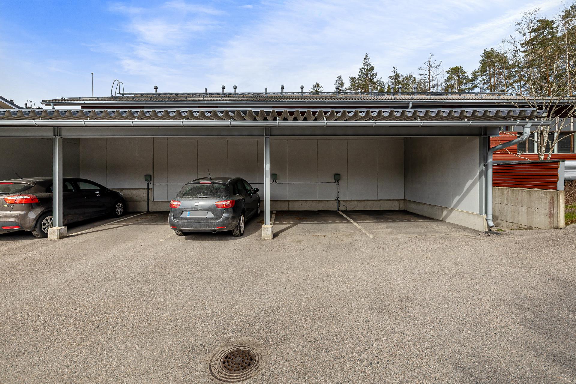 Autokatospaikka, myydään eri osakkeilla.