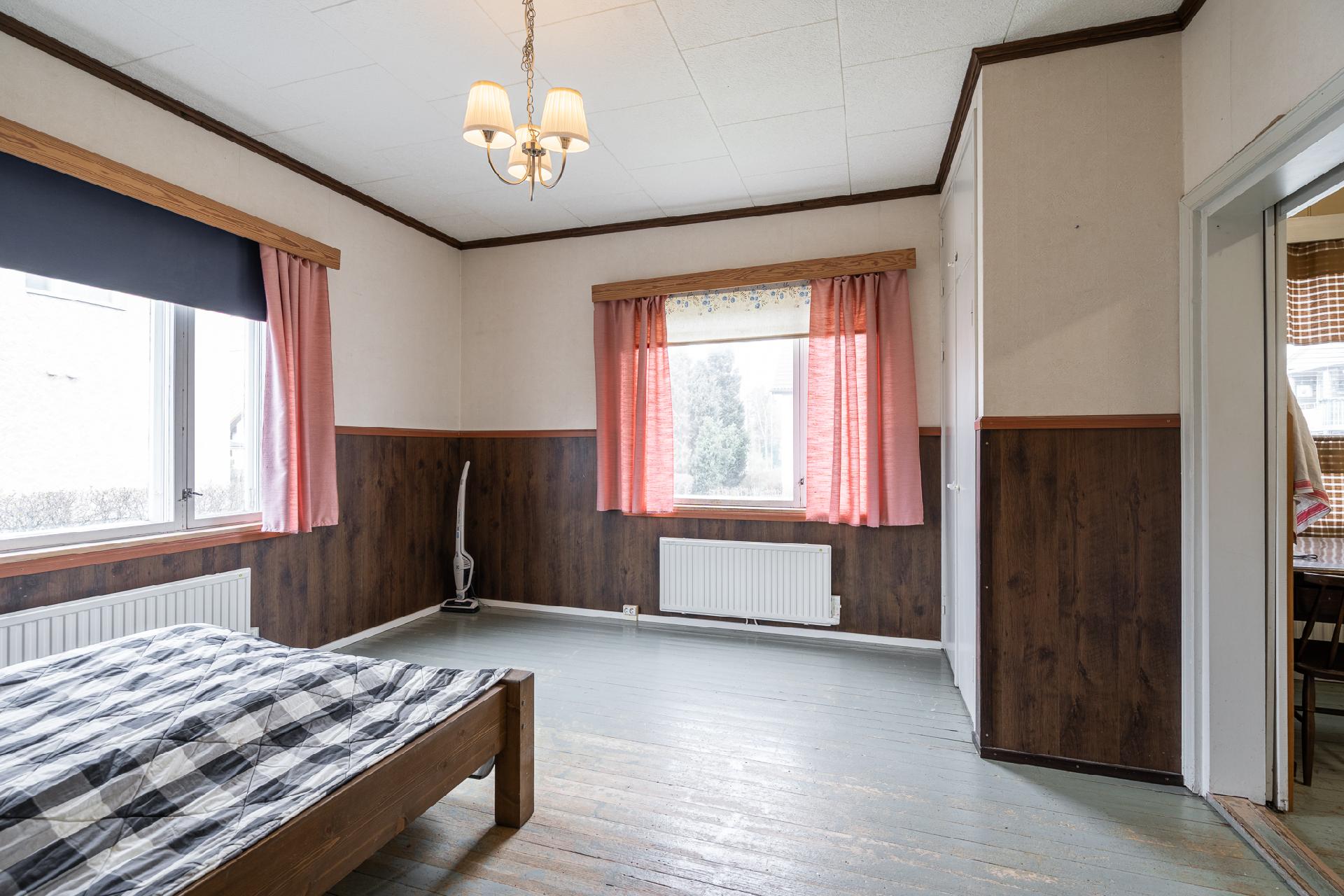 Alakerran makuuhuone