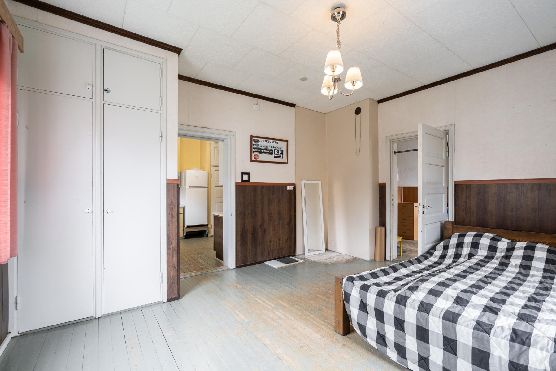 Alakerran makuuhuone