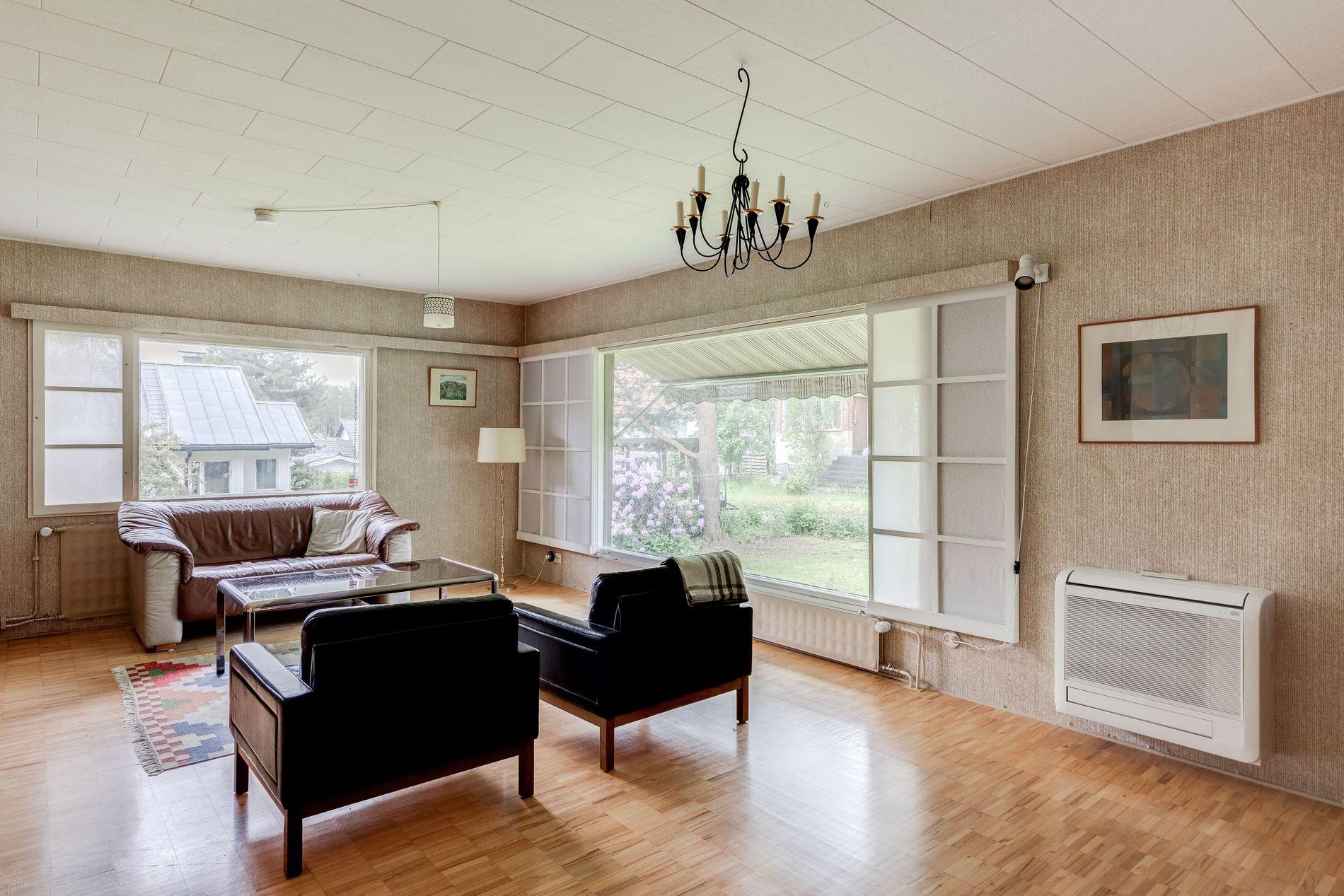 Asessorintie 1a, Torpparinmäki, Helsinki