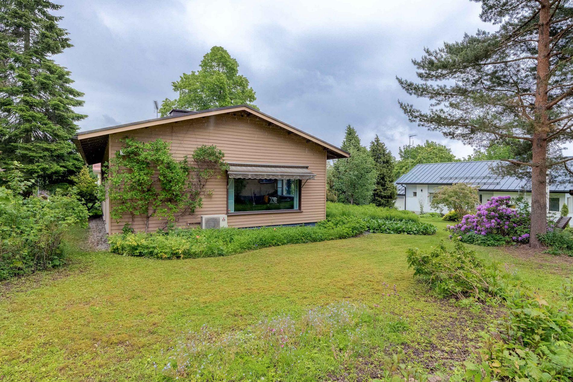 Asessorintie 1a, Torpparinmäki, Helsinki