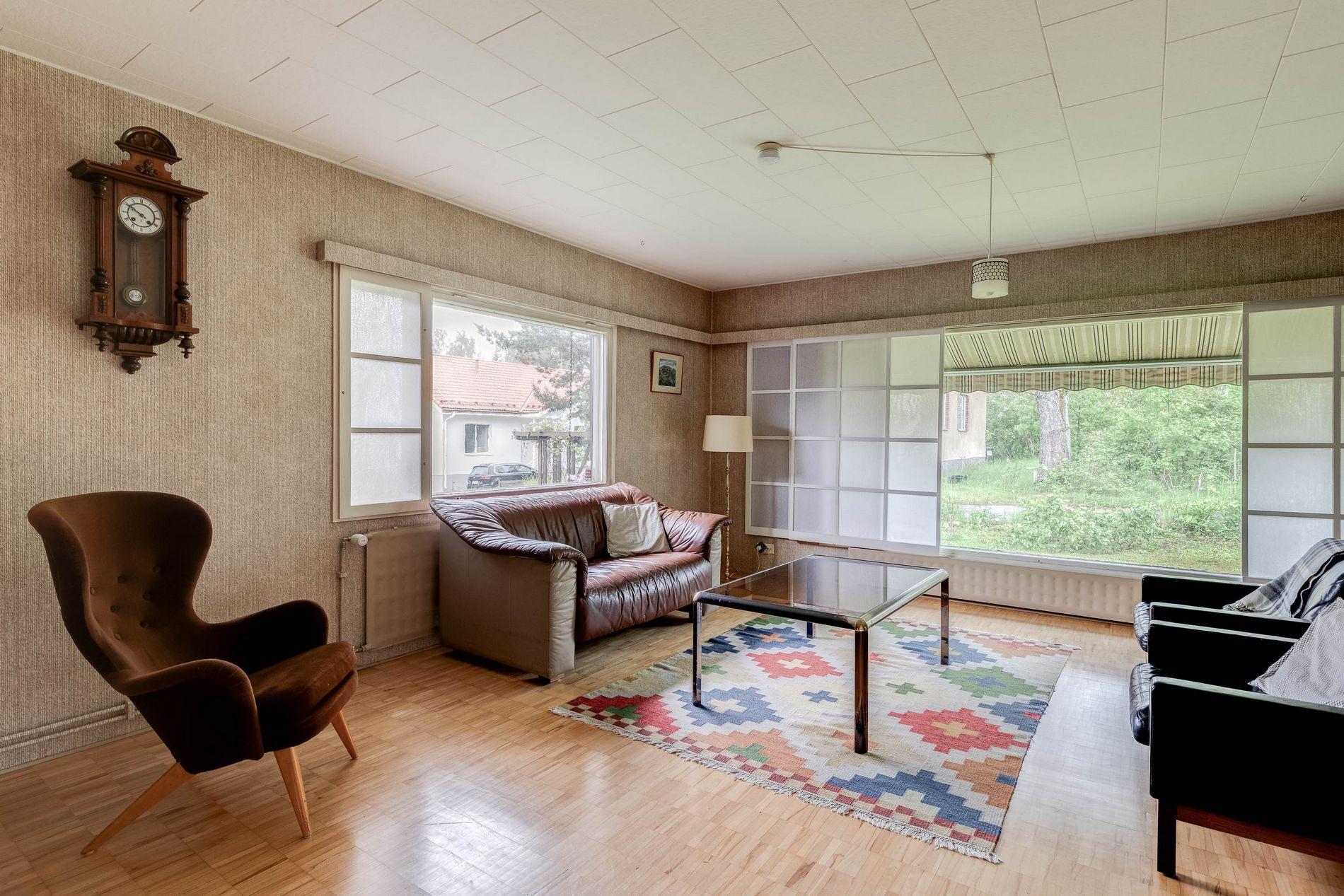 Asessorintie 1a, Torpparinmäki, Helsinki