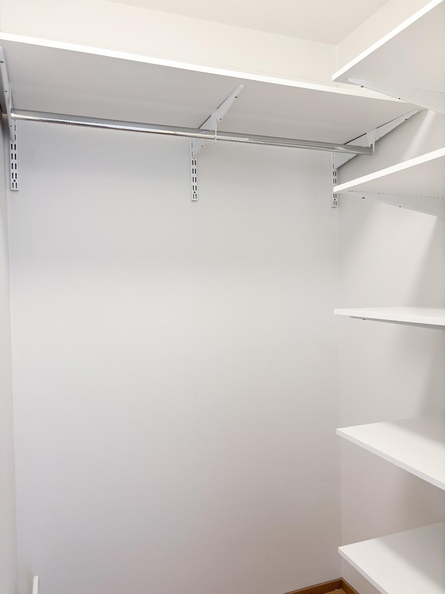 Vaatehuoneessa on runsaasti säilytystilaa