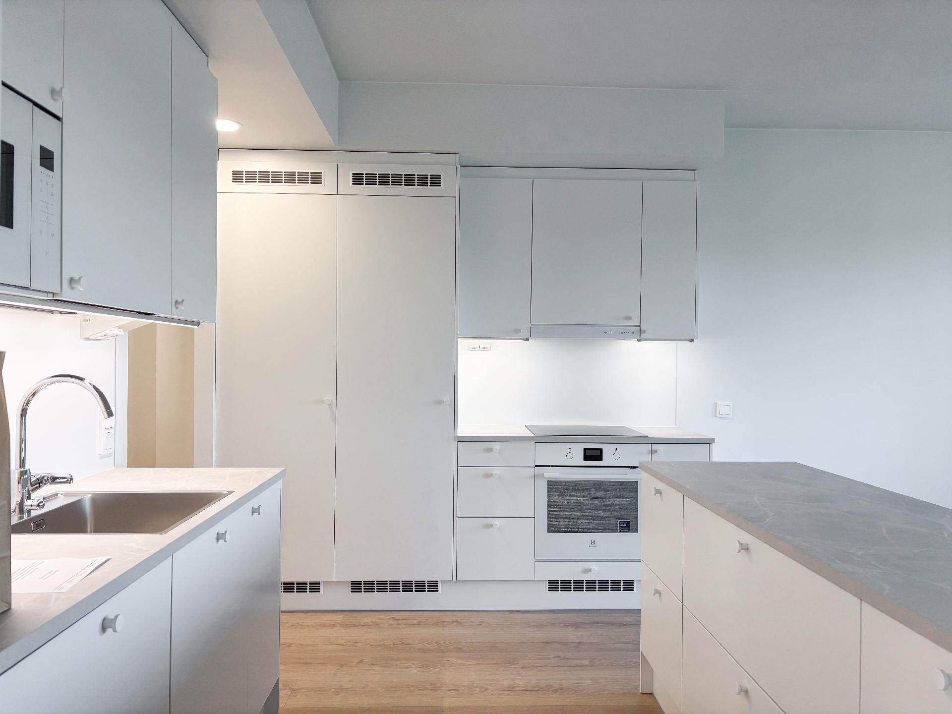 Saarekkeessa lisää säilytys- ja laskutilaa