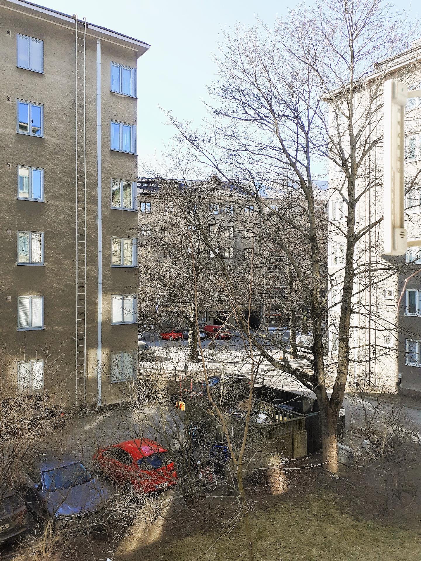 ikkunannäkymät pihalle ja Linnankoskenkadun suuntaan