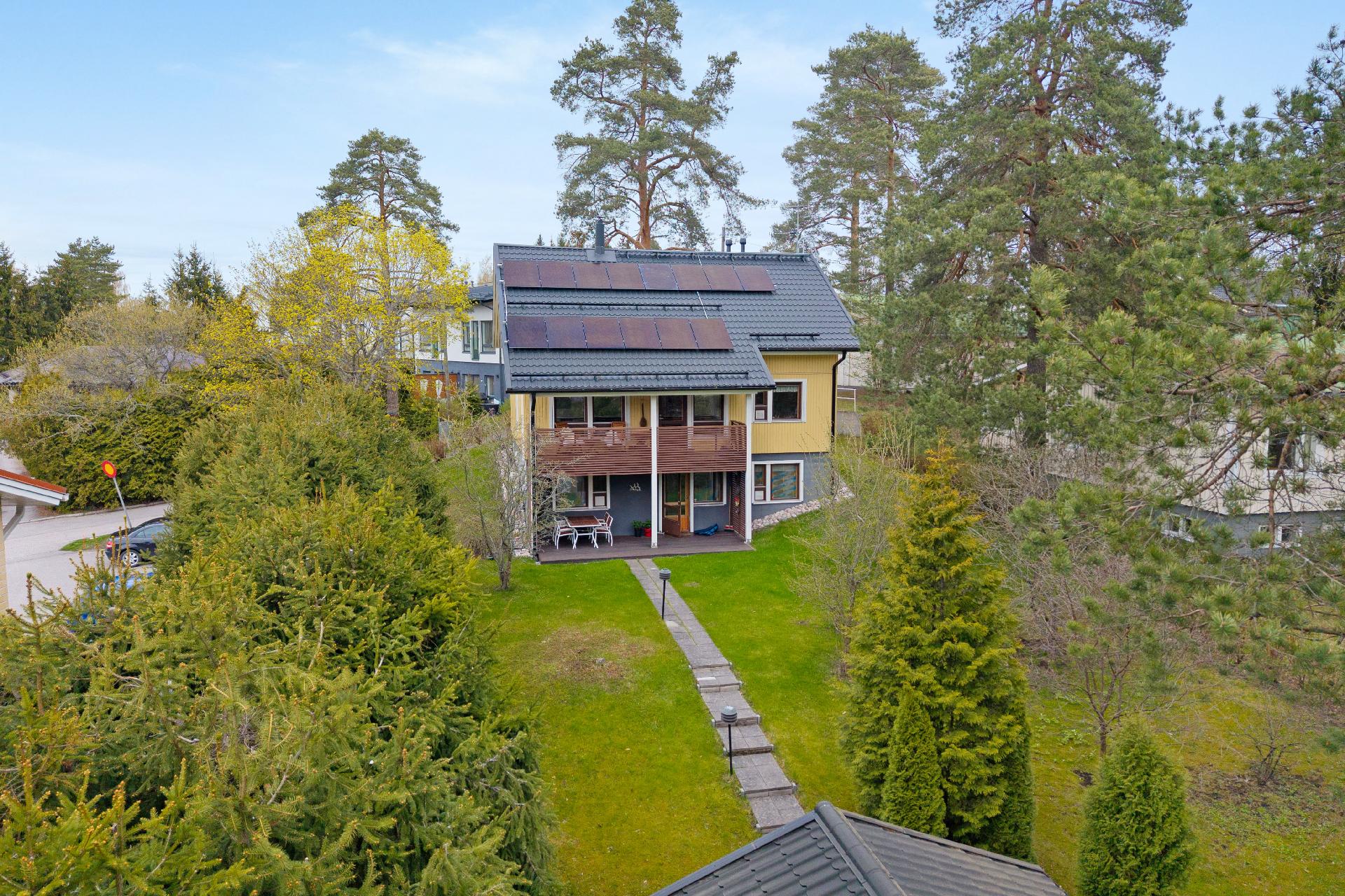 Ihana koti; oma tontti, aurinkopaneelit, ilmanlämpöpumppu ja takka!