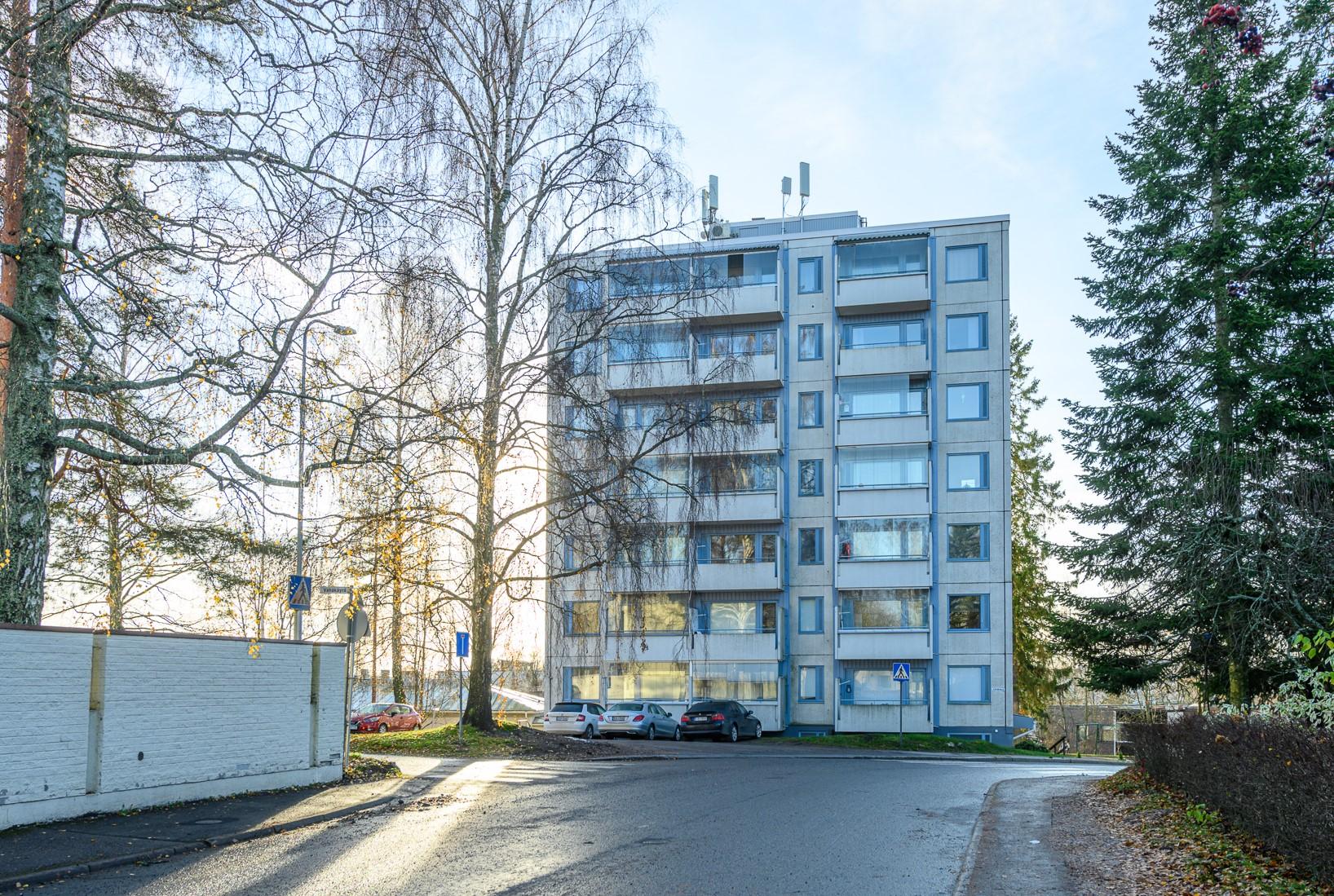 Hissitalon kuudennessa kerroksessa siisti yksiö parvekkeella. 
