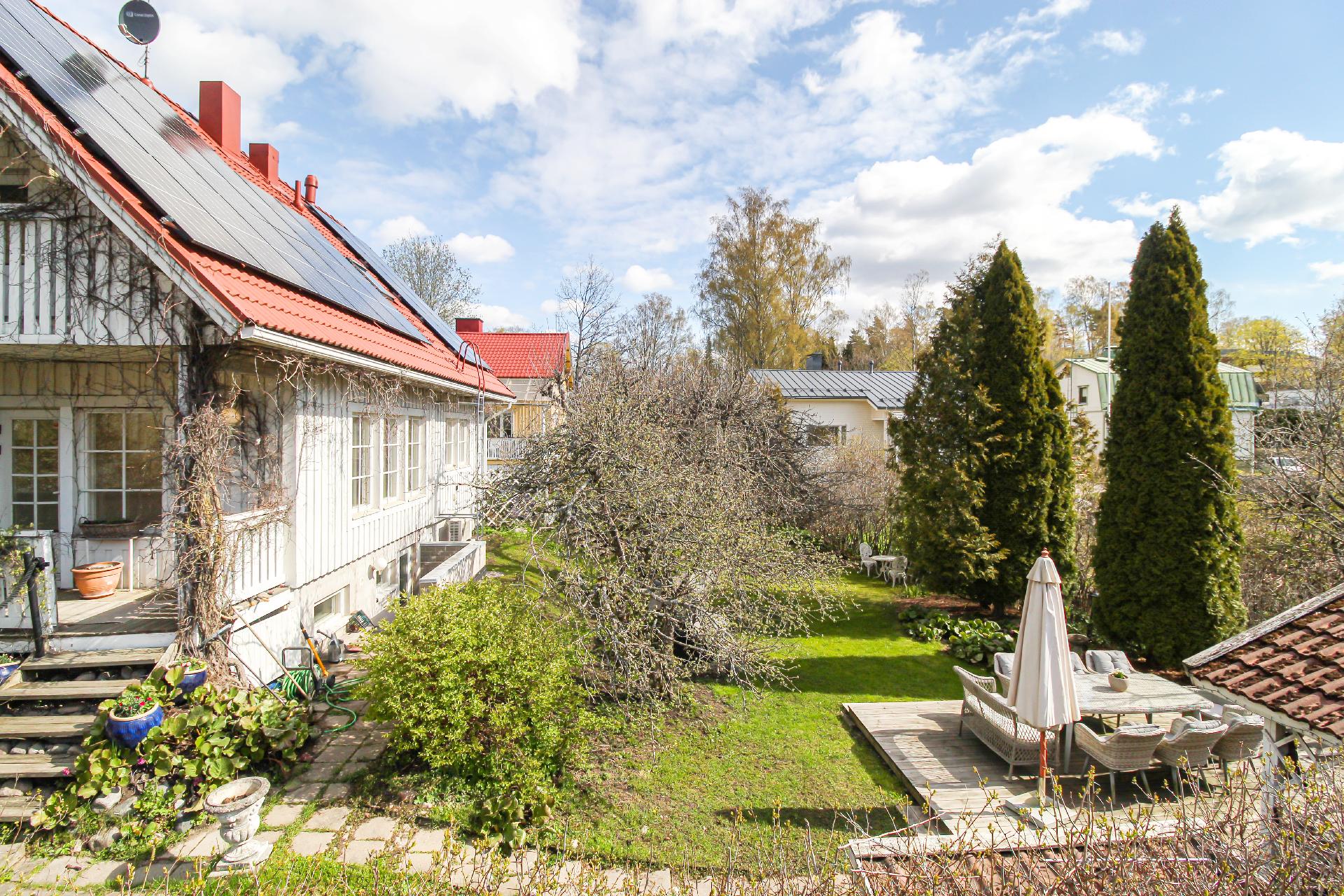 Suurella piha-alueella paljon istutuksia ja alueita seurusteluun, piha peleihin ja puuhasteluun