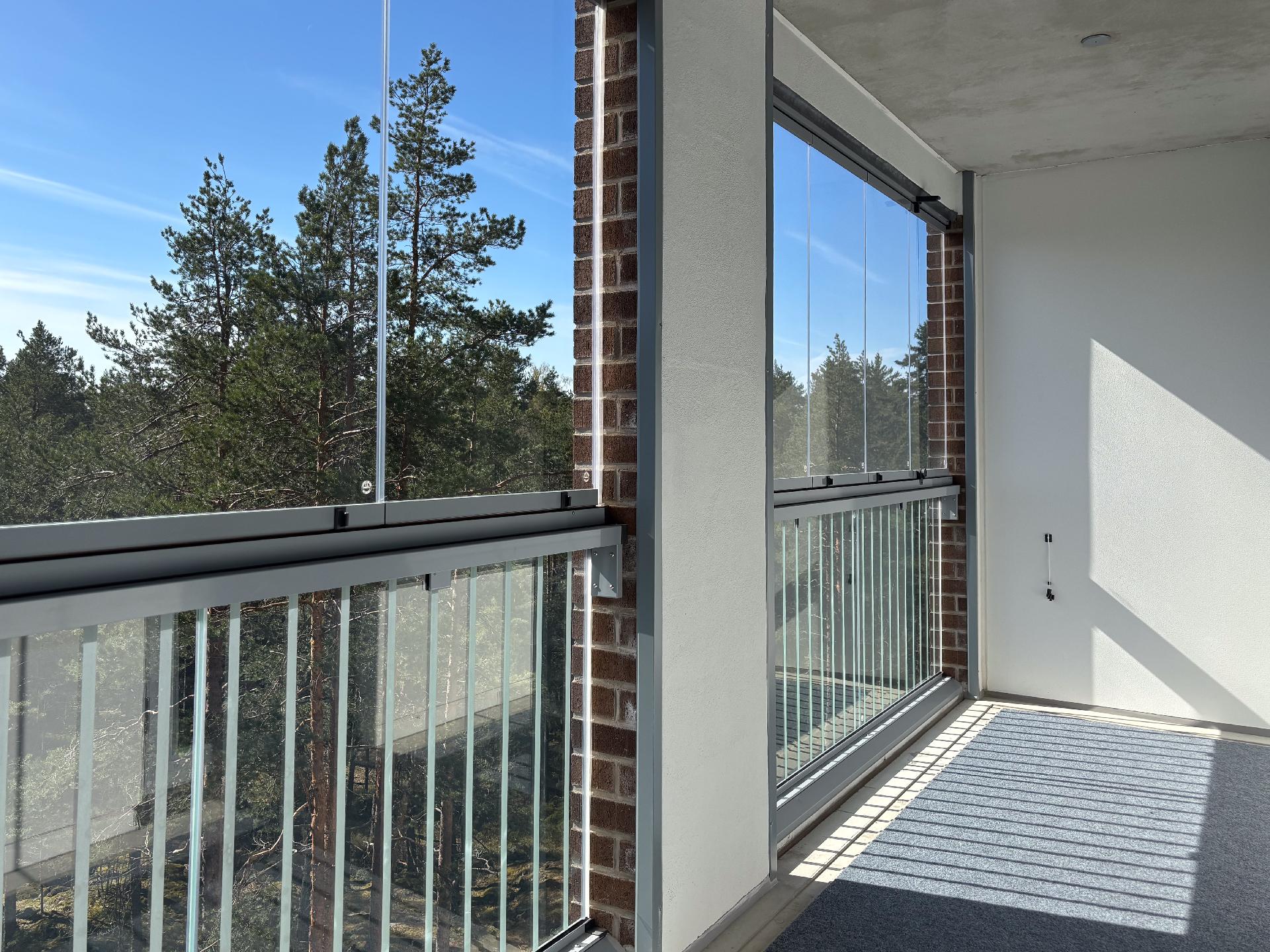 Tilavalta parvekkeelta kaunis näkymä puistoon