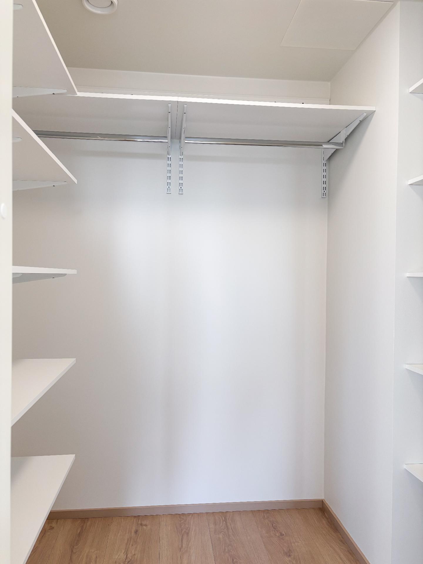 Vaatehuoneessa paljon säilytystilaa