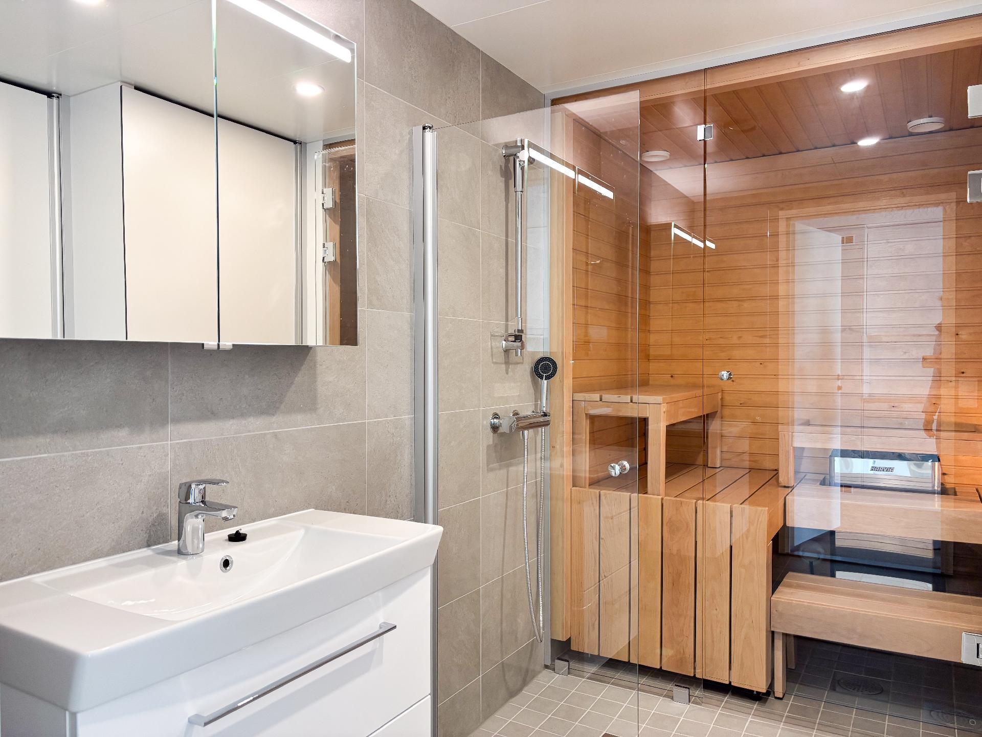 Tyylikäs sauna ja kylpyhuone