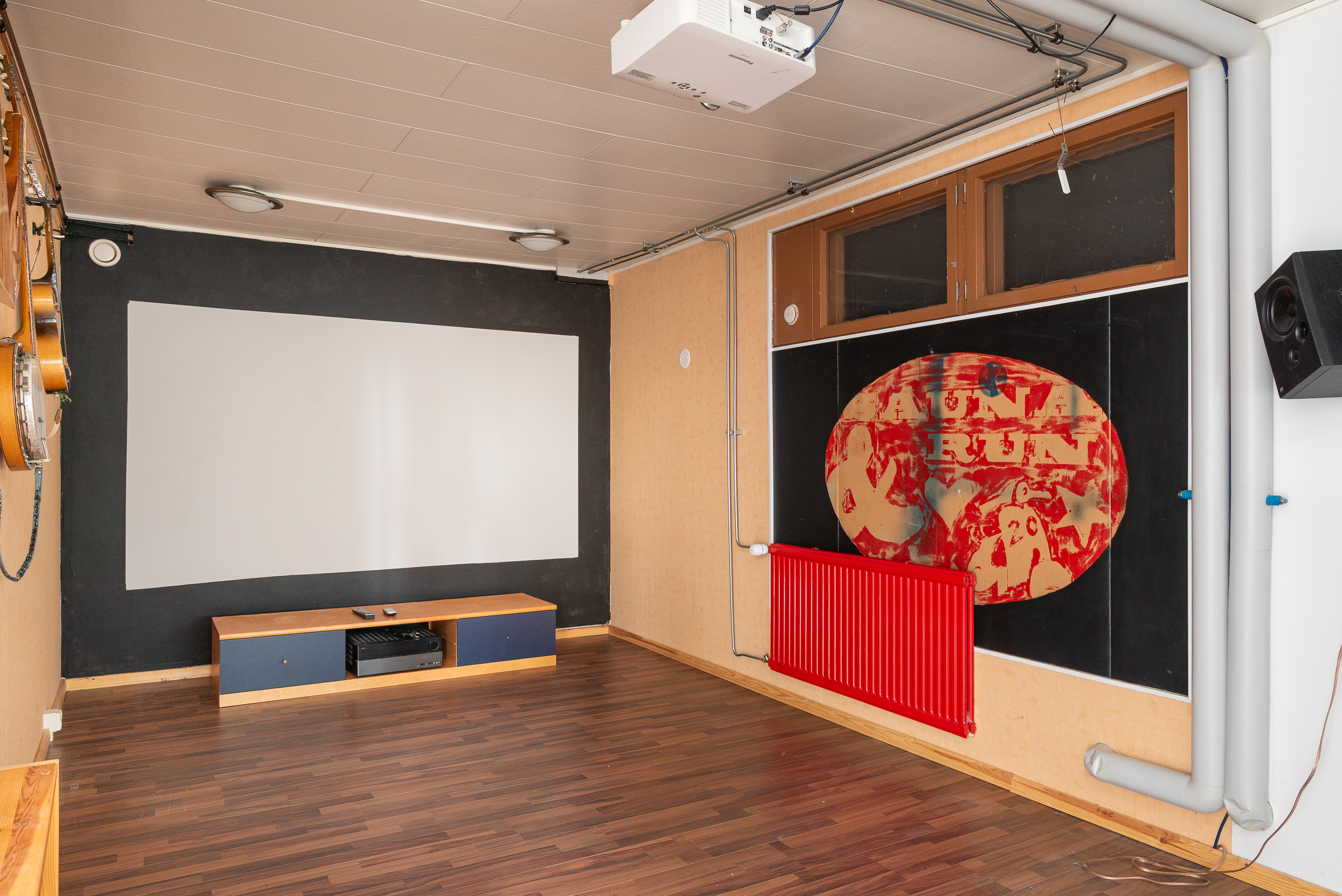 Autotallin paikalle tehty huone