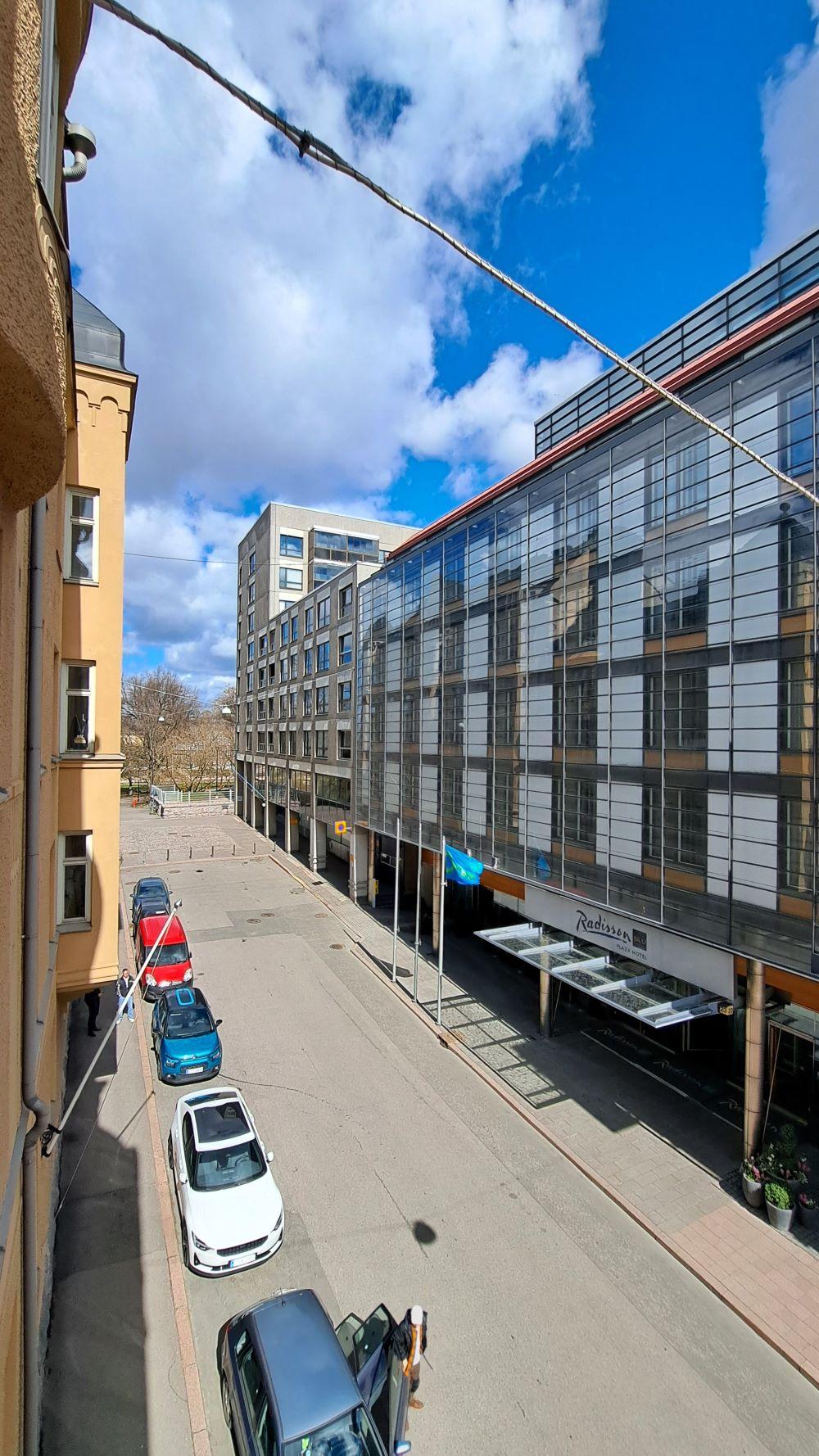 näkymät olohuoneesta Mikonkadulle