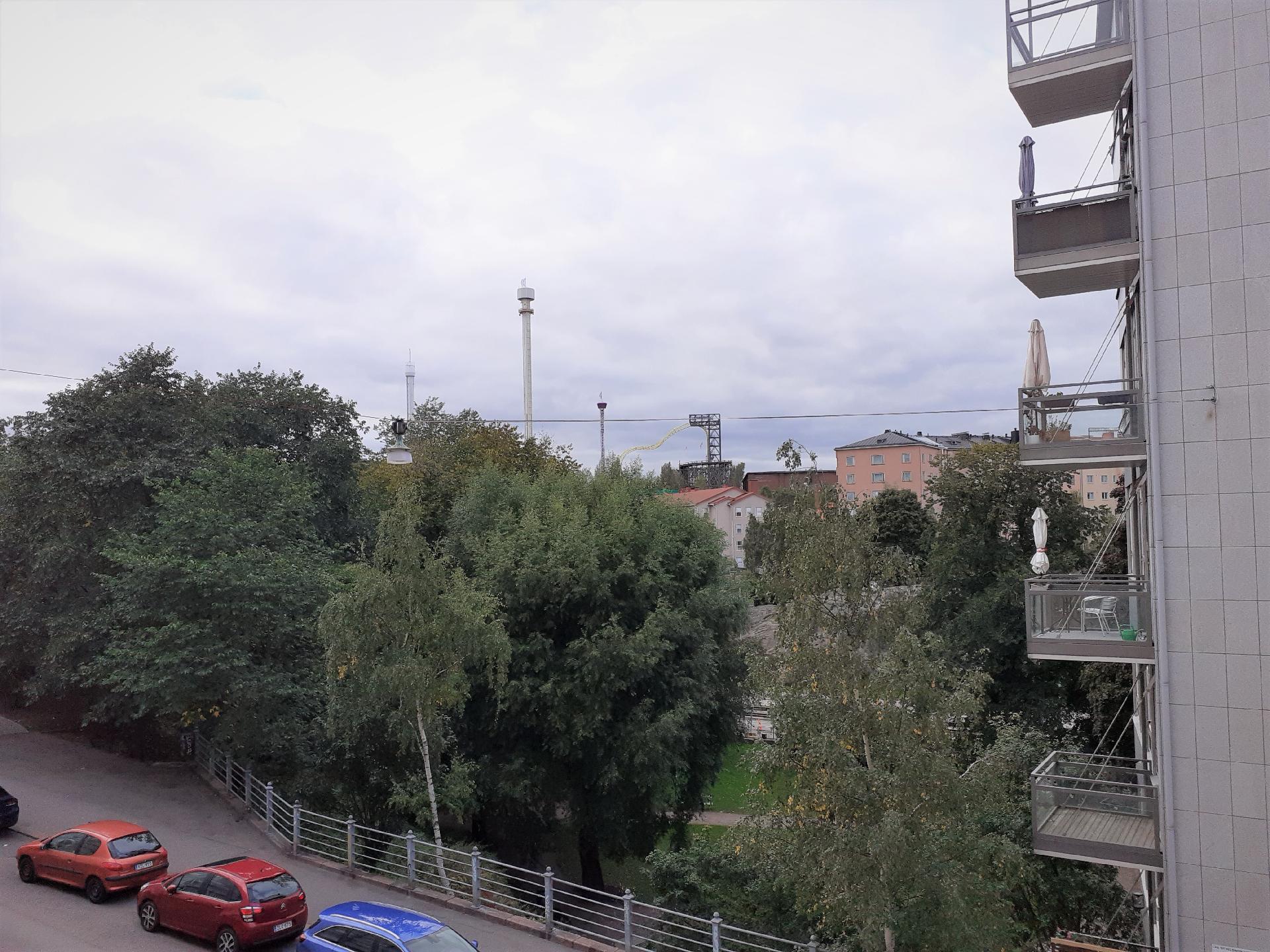 ikkunannäkymät Linnanmäen suuntaan