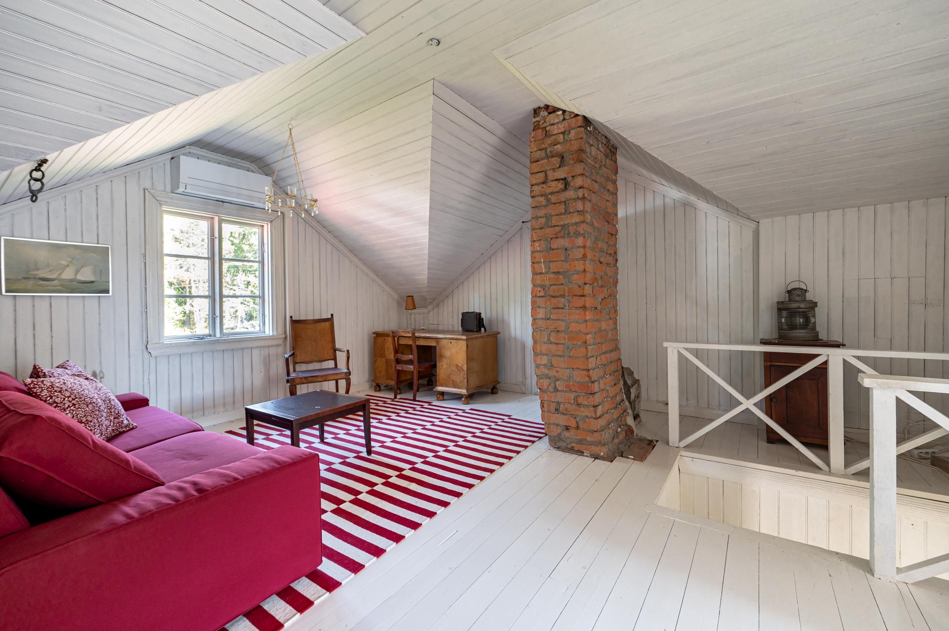 Yläkerrassa on tilava aula