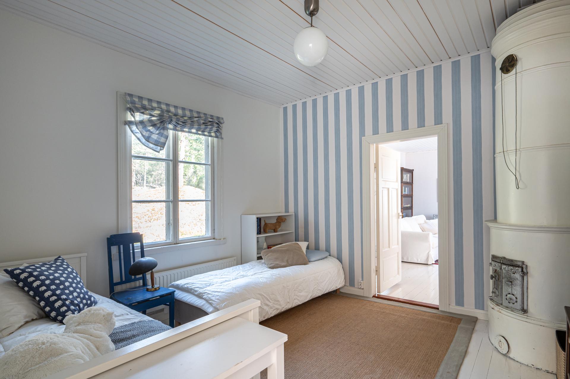 Olohuoneen vieressä on yksi huone, joka voisi toimia kirjastona tai ylimääräisen makuuhuoneena