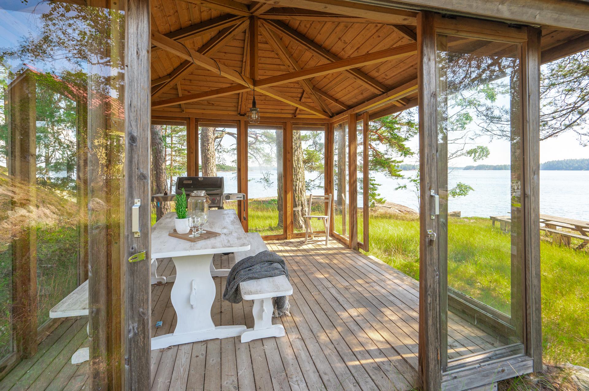 Pihalta löytyy myös grillimaja