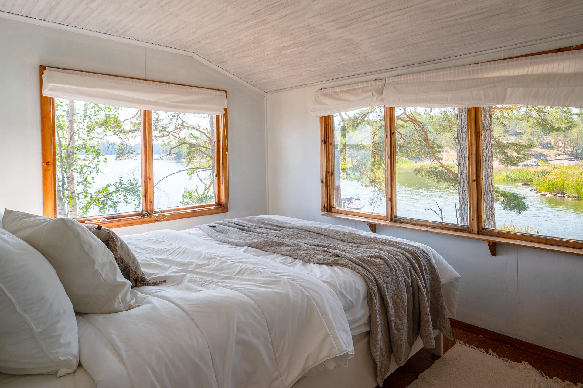 Kaupparakennuksen vierashuone on aivan veden äärellä