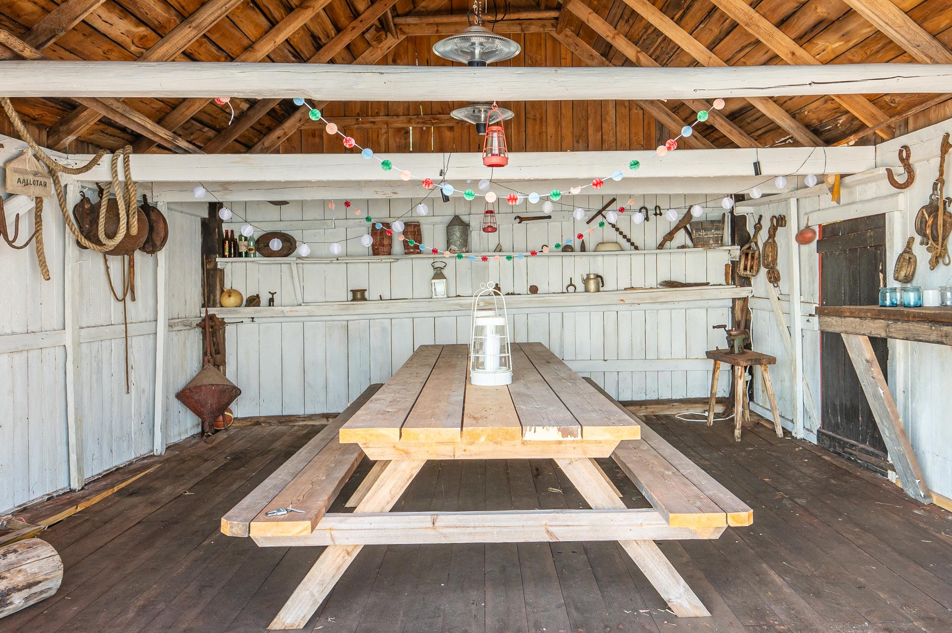 Vanhaan venevajaan on tehty idyllinen ruokailutila