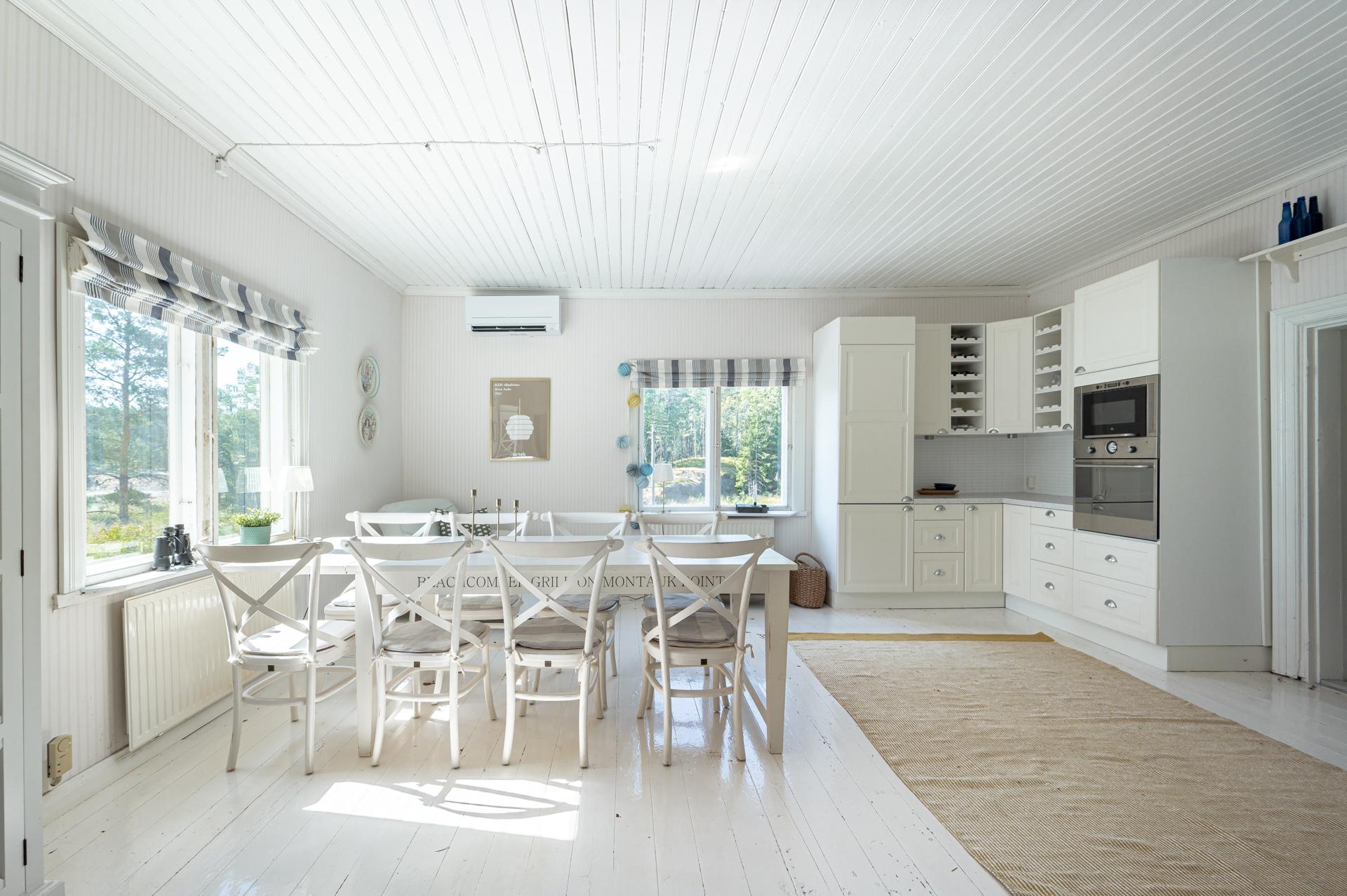 Keittiöön mahtuu hyvin isompikin pöytä