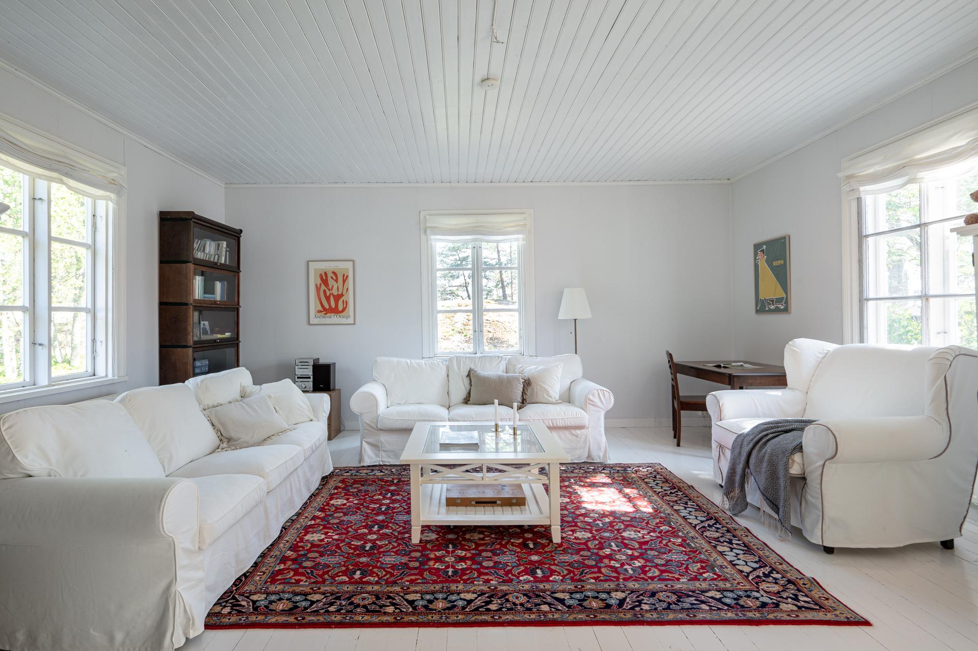 Huvilassa on tilava iso olohuone