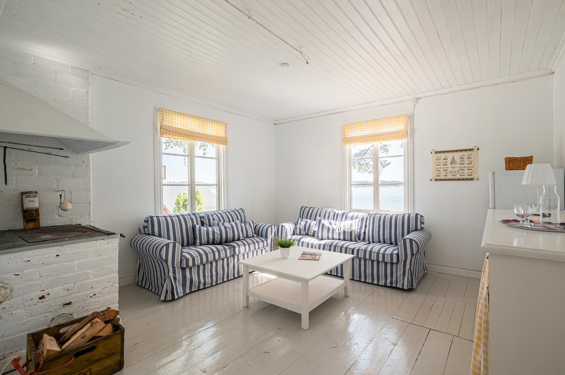 Rakennuksesta löytyy kaksi huonetta