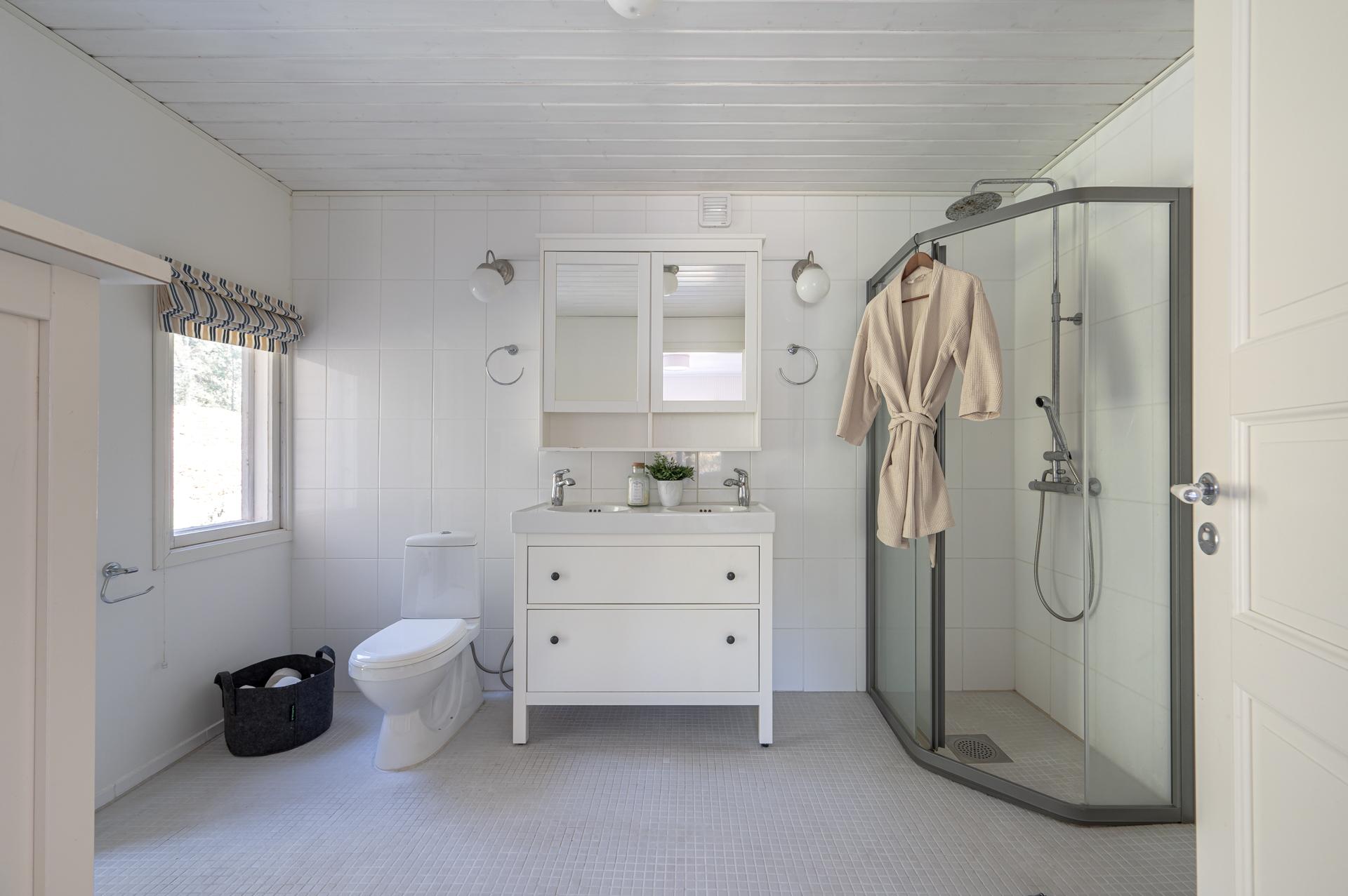 Talosta löytyy moderni kylpyhuone