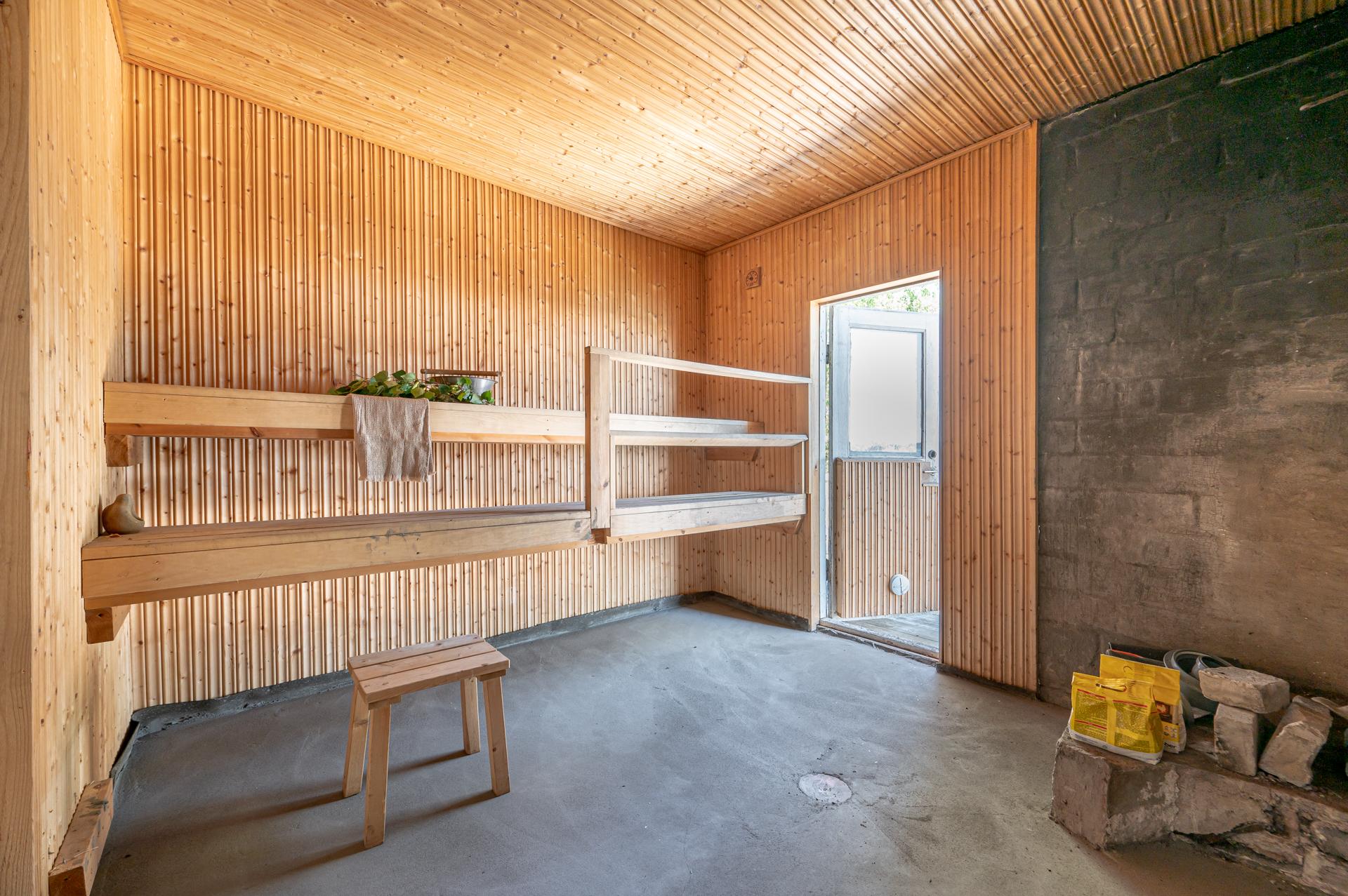 Sekä sauna, jonka uusi omistaja voi saattaa loppuun