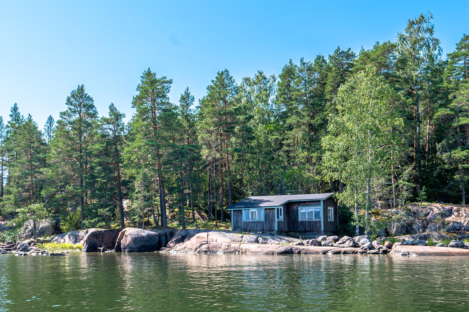 Kiinteistön pohjoisrajalla on vanha mökki.