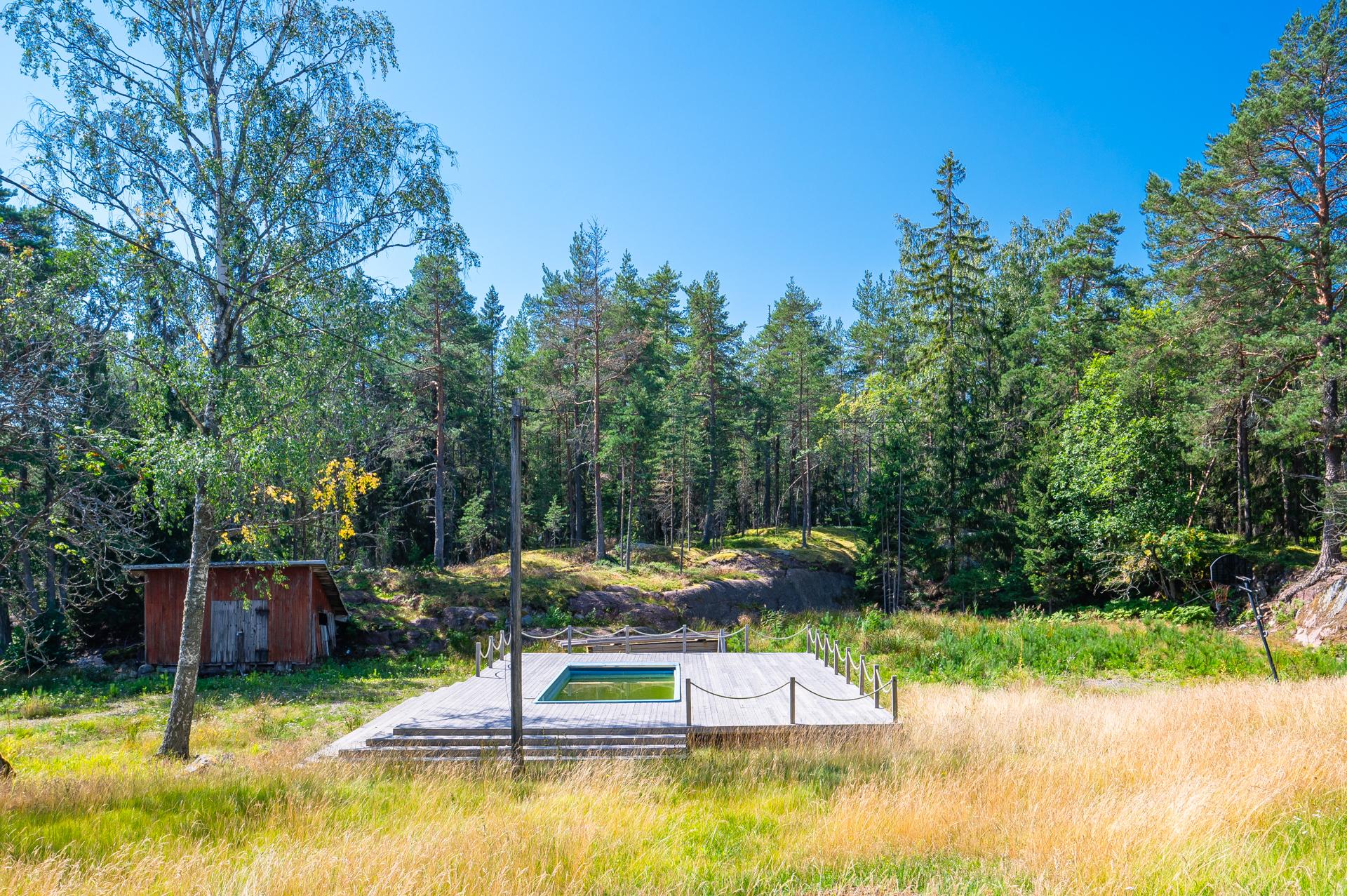 Pihalta löytyy uiima-allas